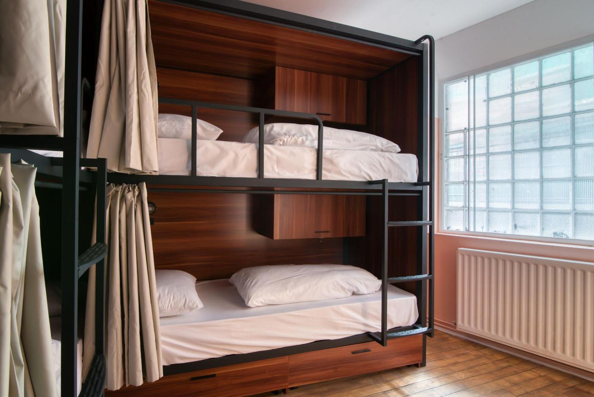 Bed in een Slaapzaal met 6 Bedden