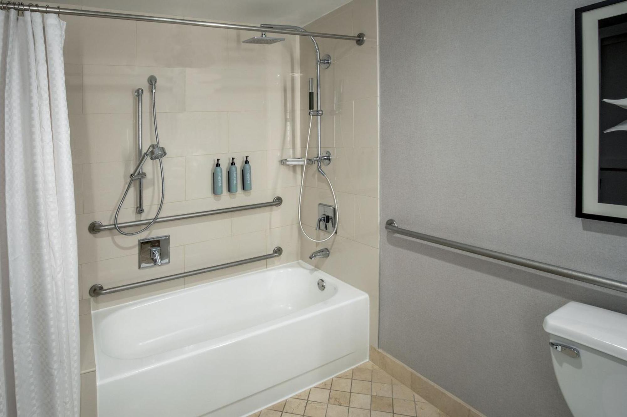 Traditionele Kamer met Kingsize Bed en Rolstoeltoegankelijke Douche - Geschikt voor Gasten met een Lichamelijke Beperking en/of Gehoorbeperking