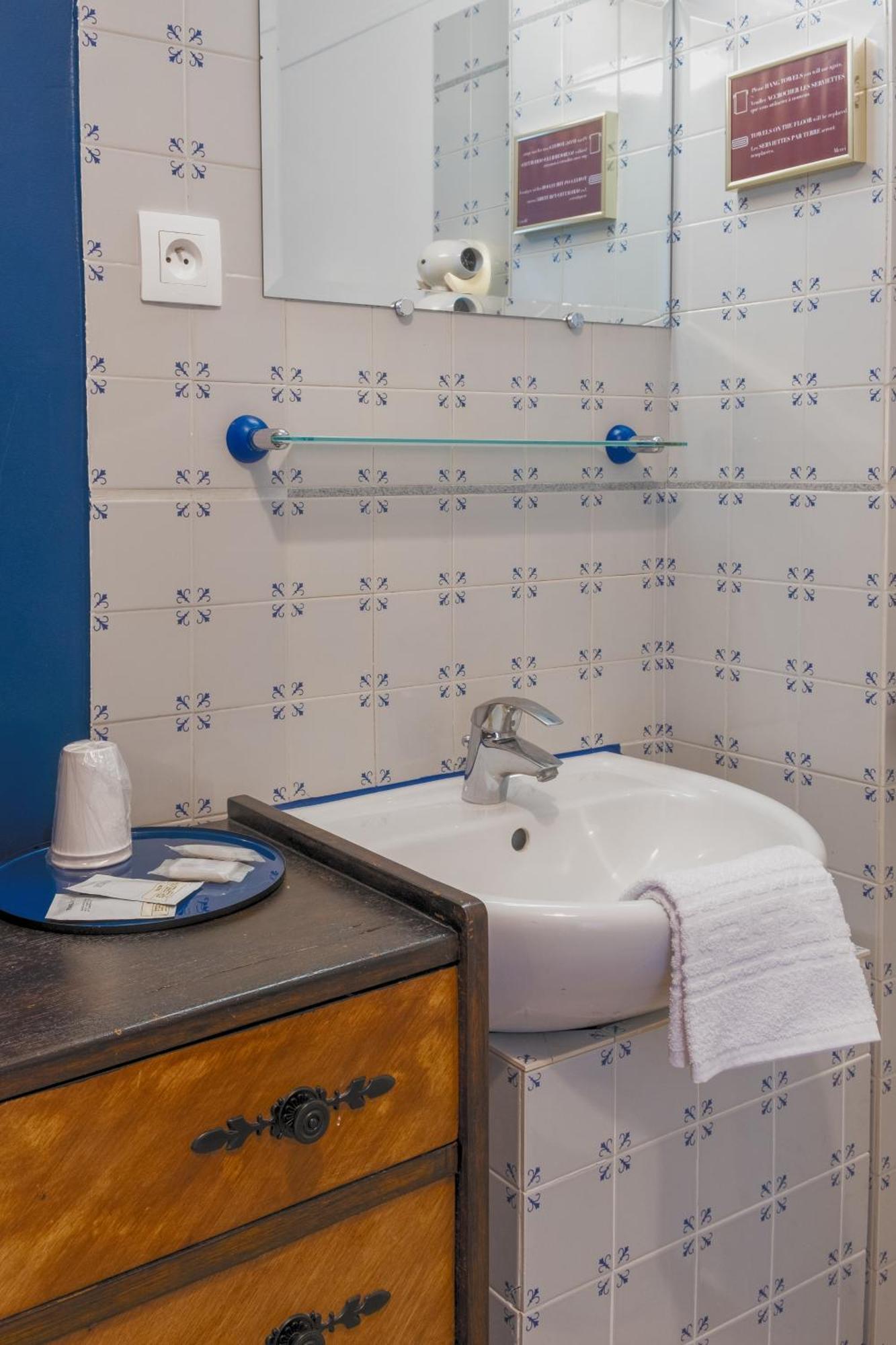 Habitación Triple con aseo privado - Ducha compartida en la planta