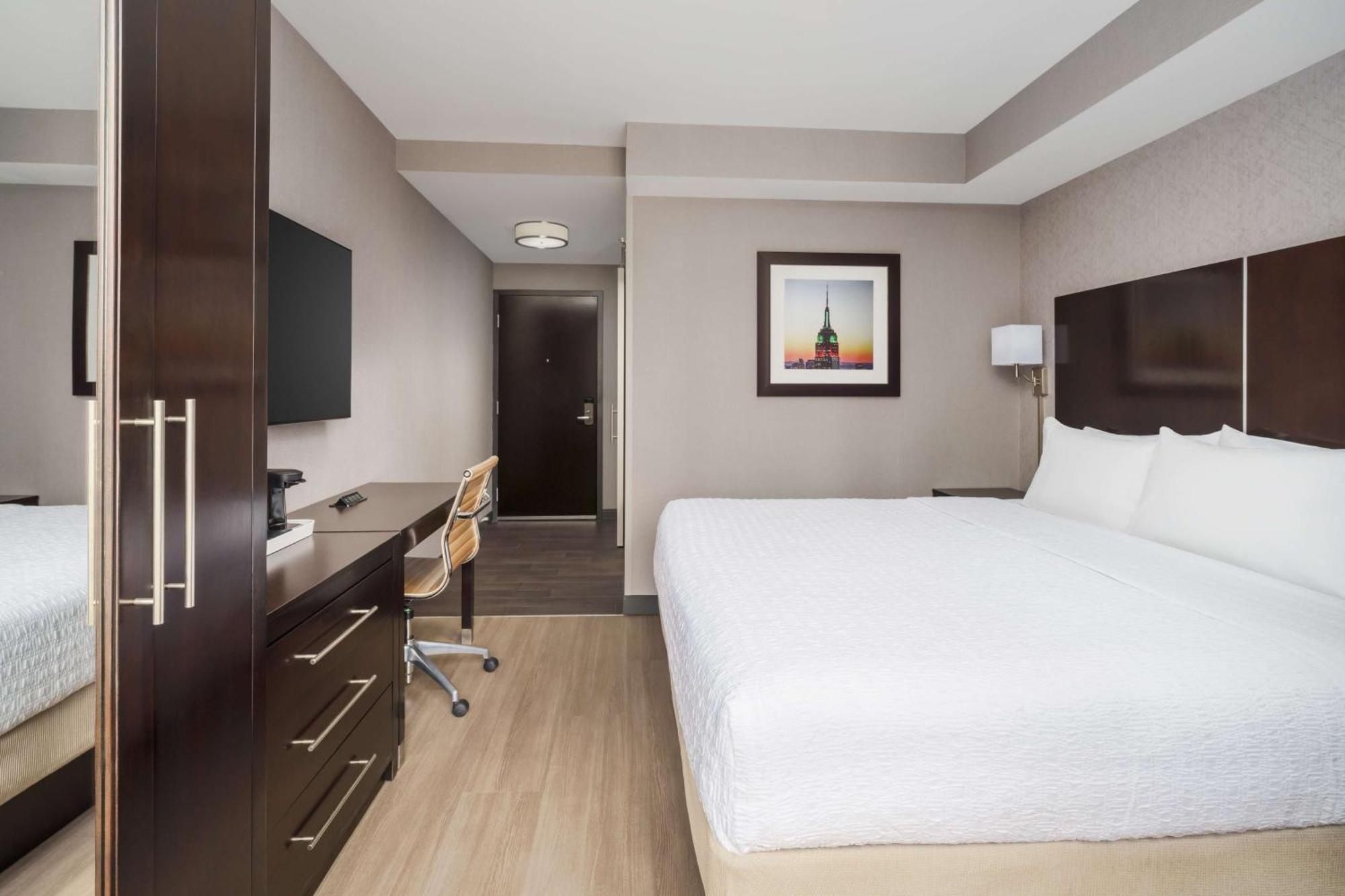 King Room with City View and Mobility/Hearing Access Tub