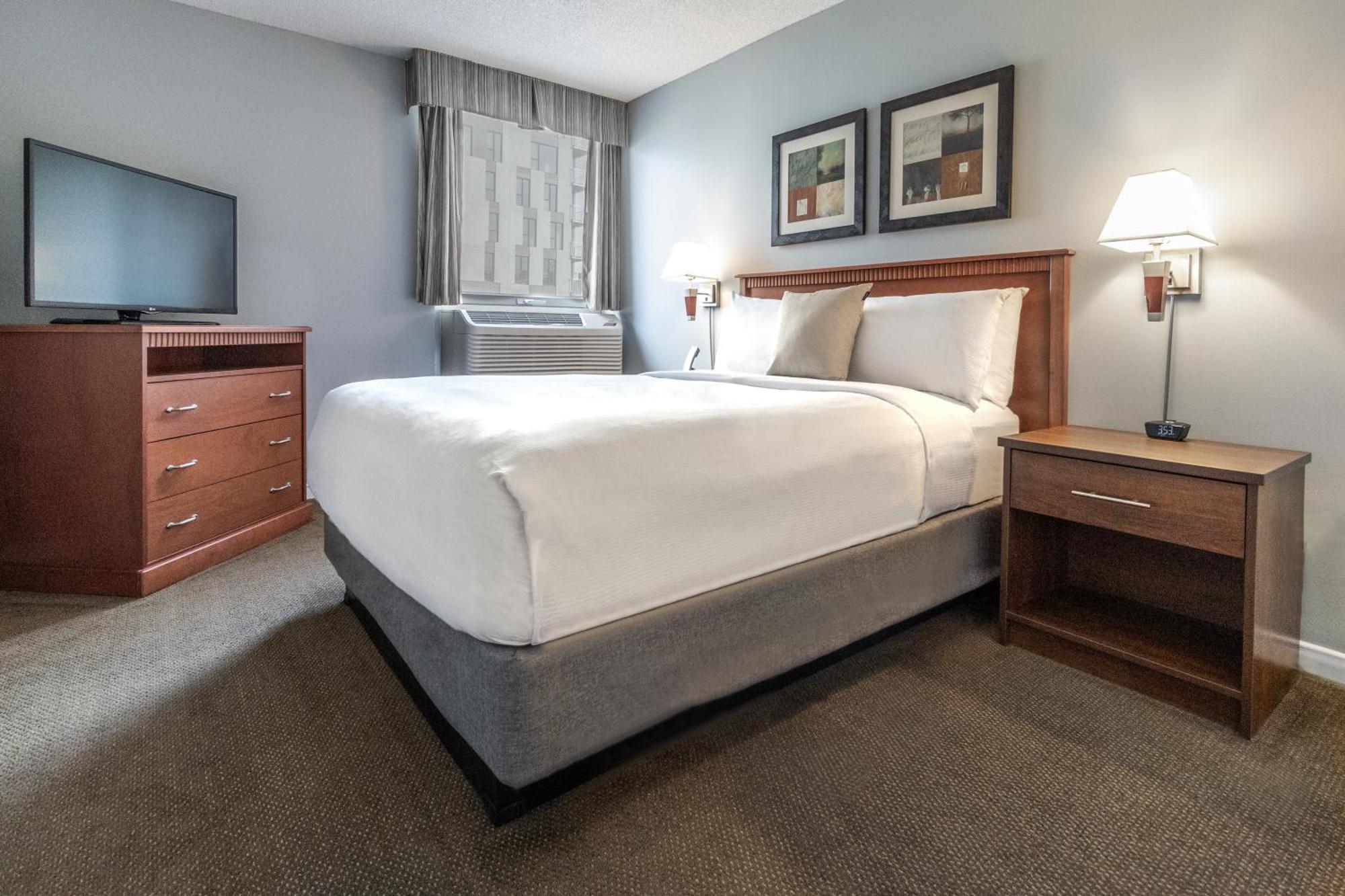 Quarto com Cama Queen-size e Banheira Acessível a Cadeirantes