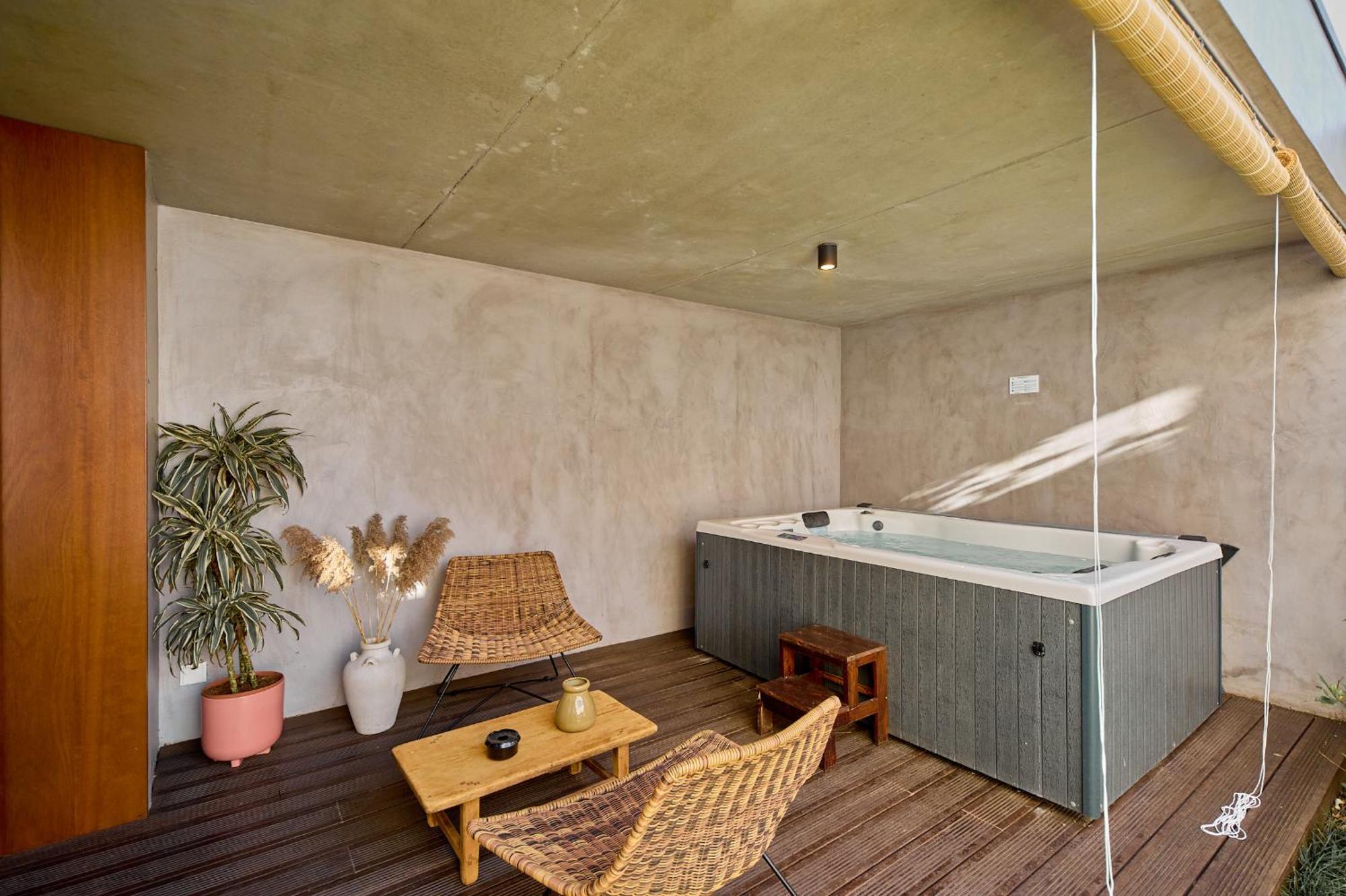 Apartamento con 1 dormitorio, bañera de hidromasaje, patio y jardín privado