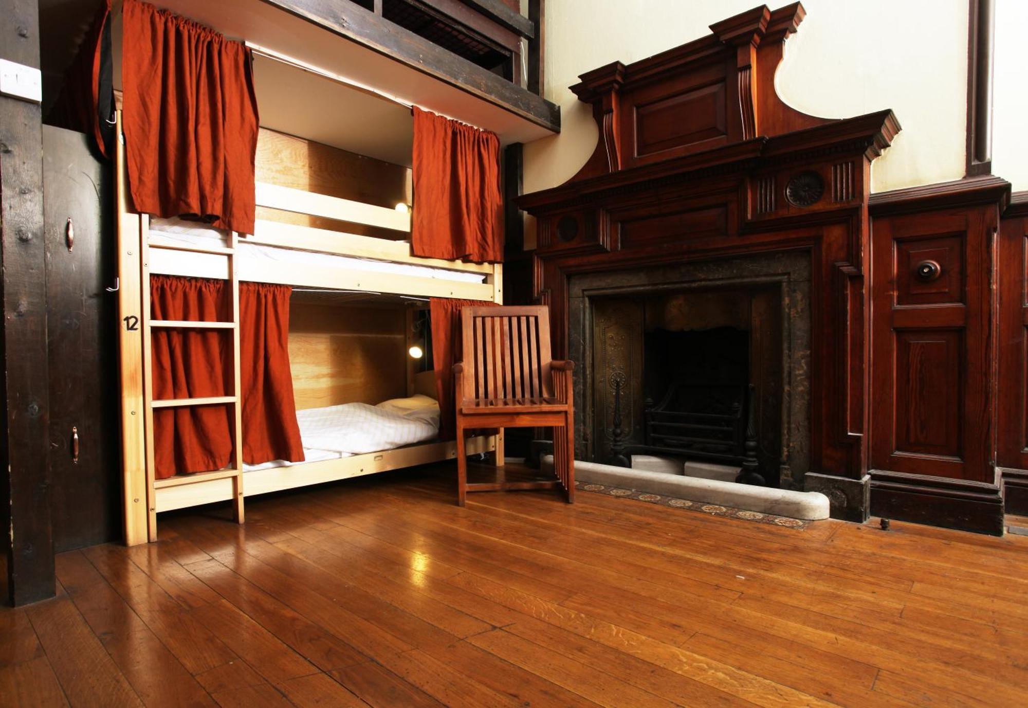 Bed in een Gemengde Slaapzaal met 18 Bedden