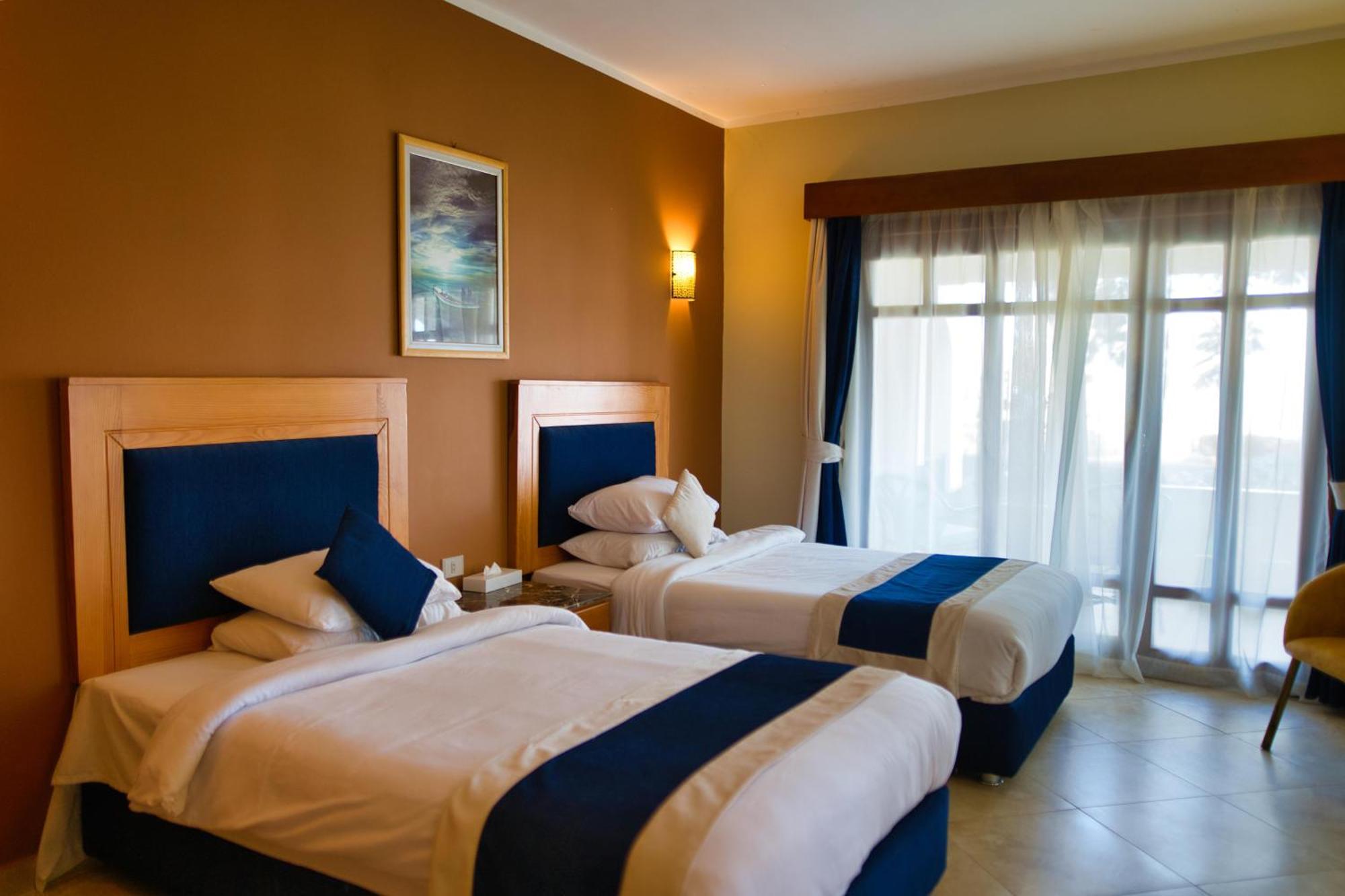 Standard Zimmer mit seitlichem Meerblick