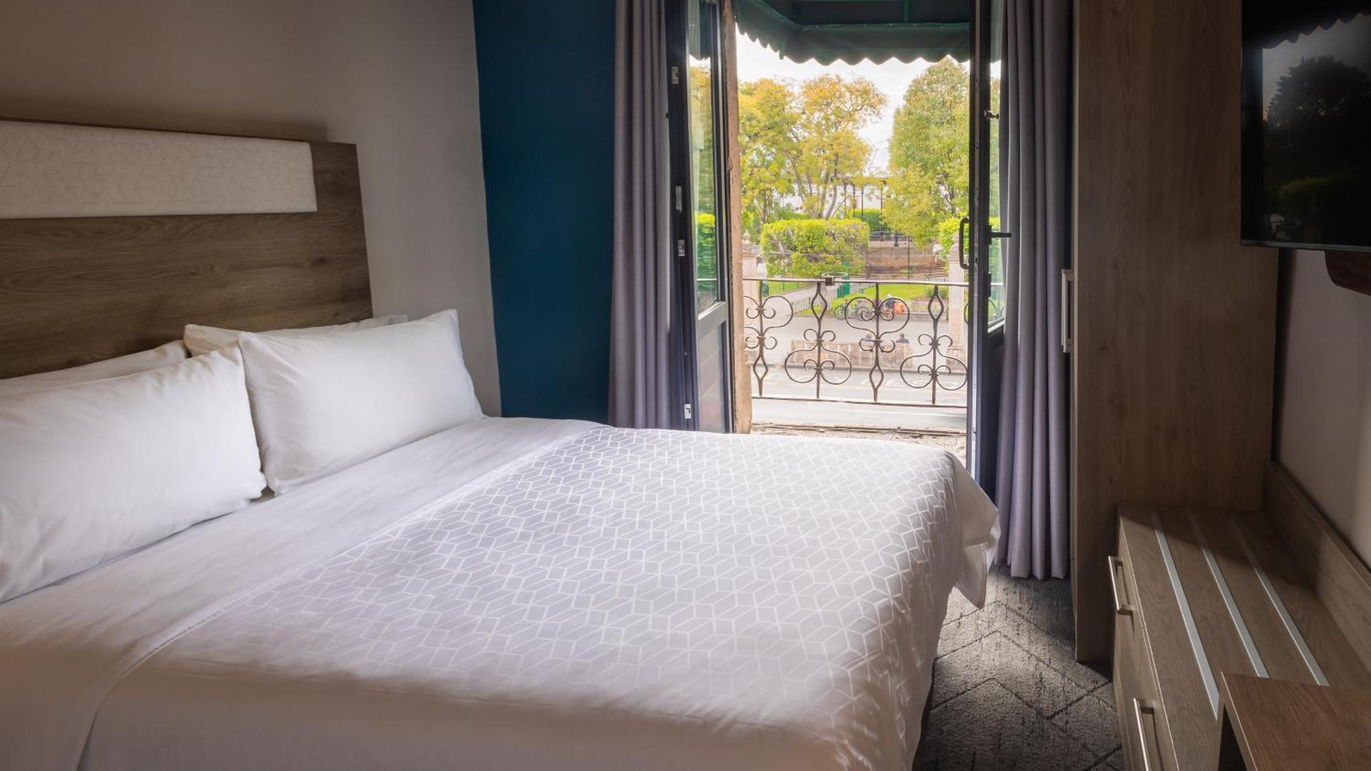 Habitación Estándar con balcón y vistas a la ciudad