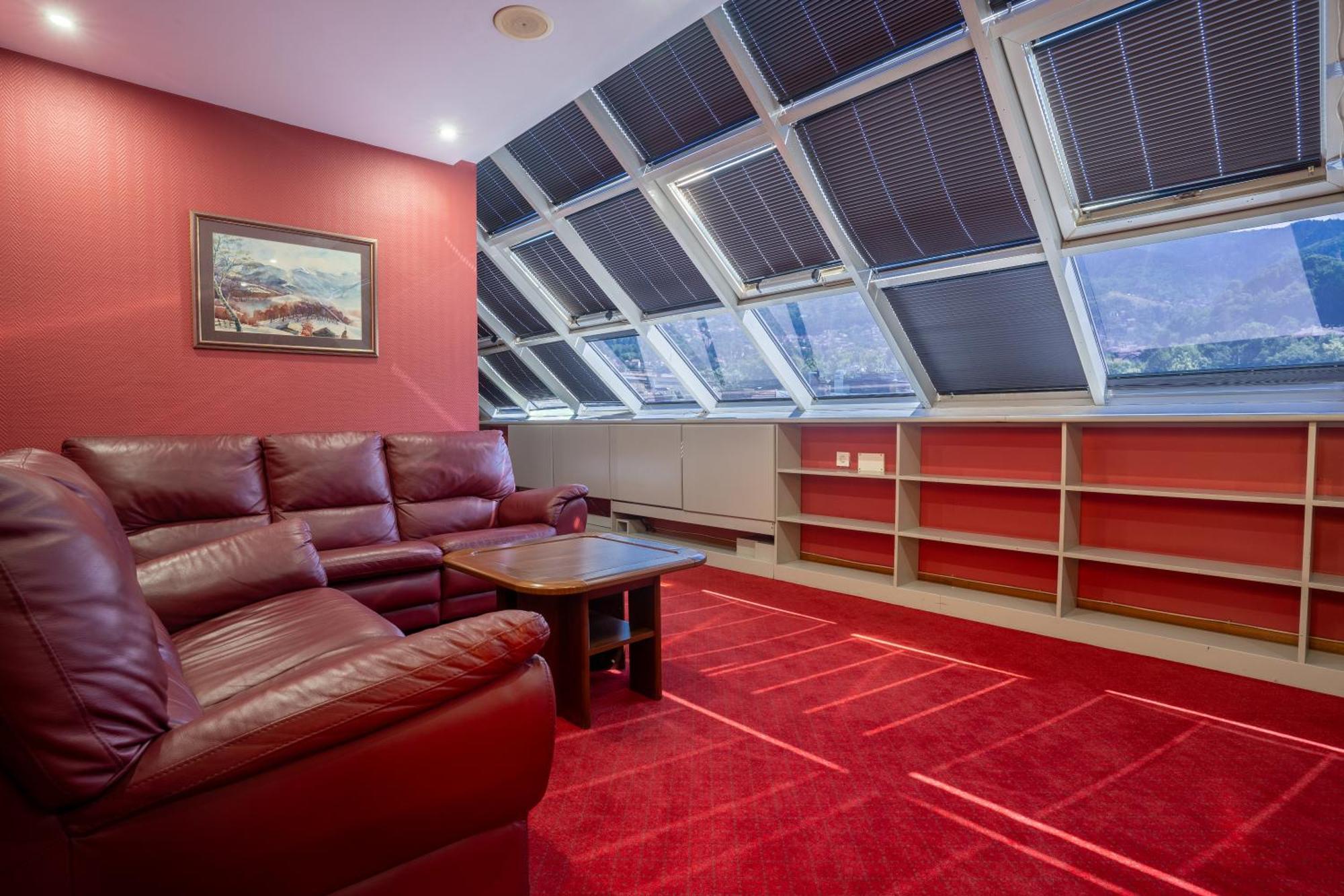 Zimmer mit Kingsize-Bett und Bergblick