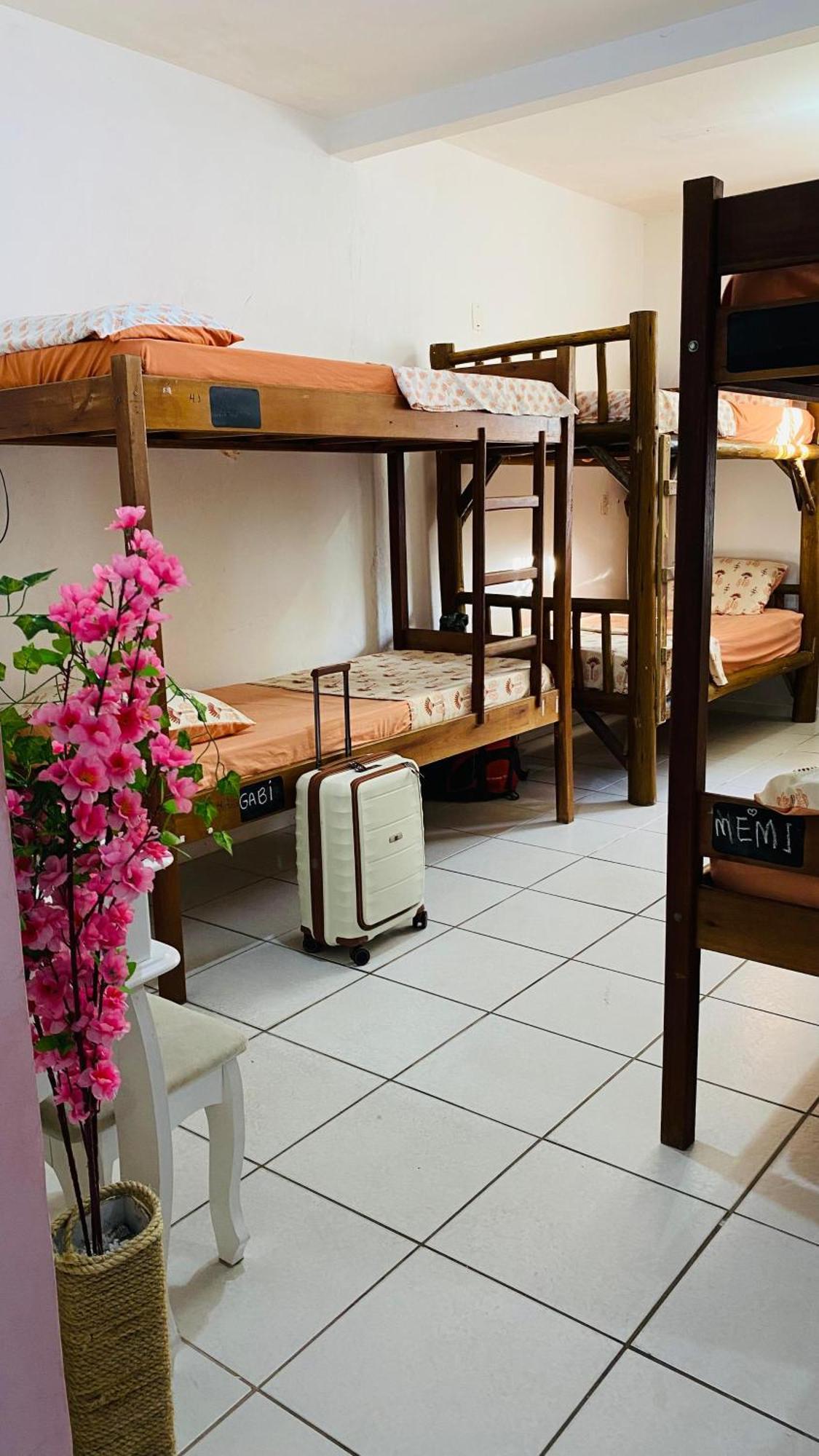 Cama em Dormitório Misto com 8 Camas