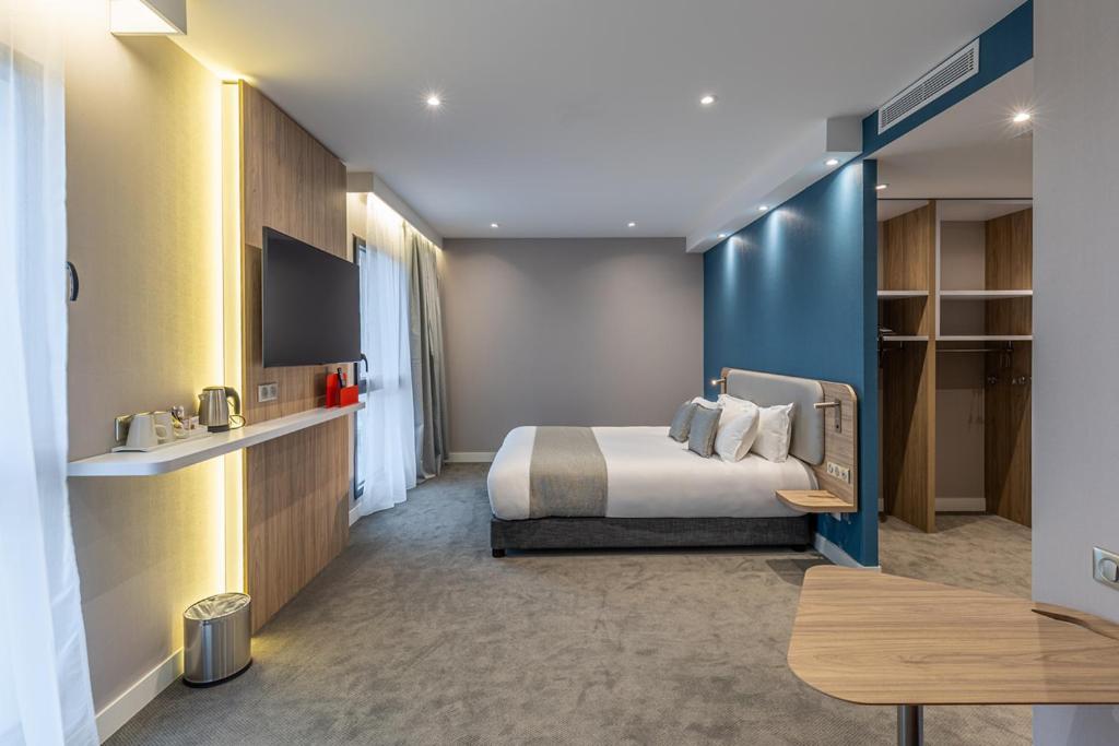 Chambre Lit Queen-Size Standard - Accessible aux Personnes à Mobilité Réduite avec Petit-Déjeuner Gratuit