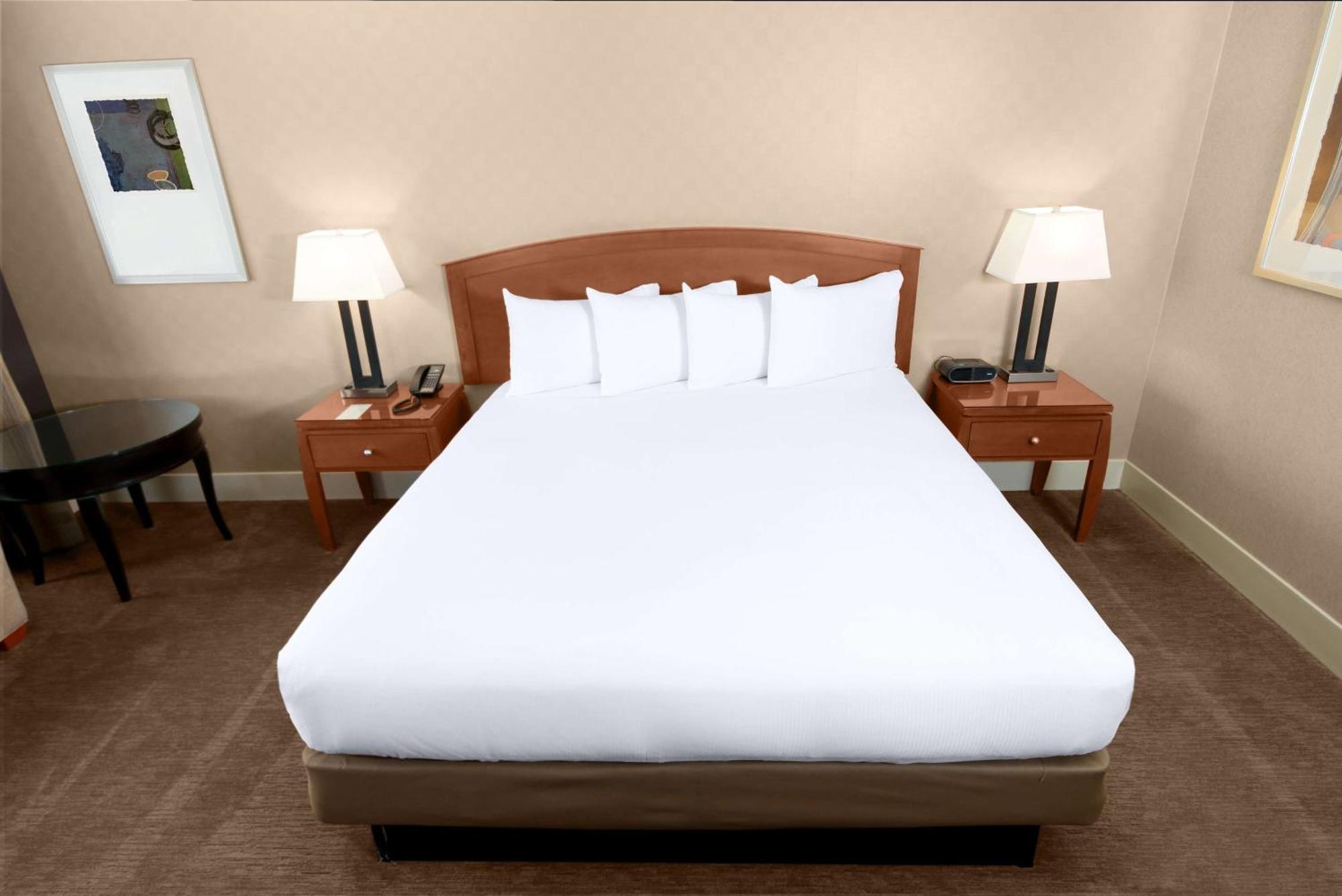 Zimmer mit Aussicht auf die Skyline und 1 Kingsize-Bett