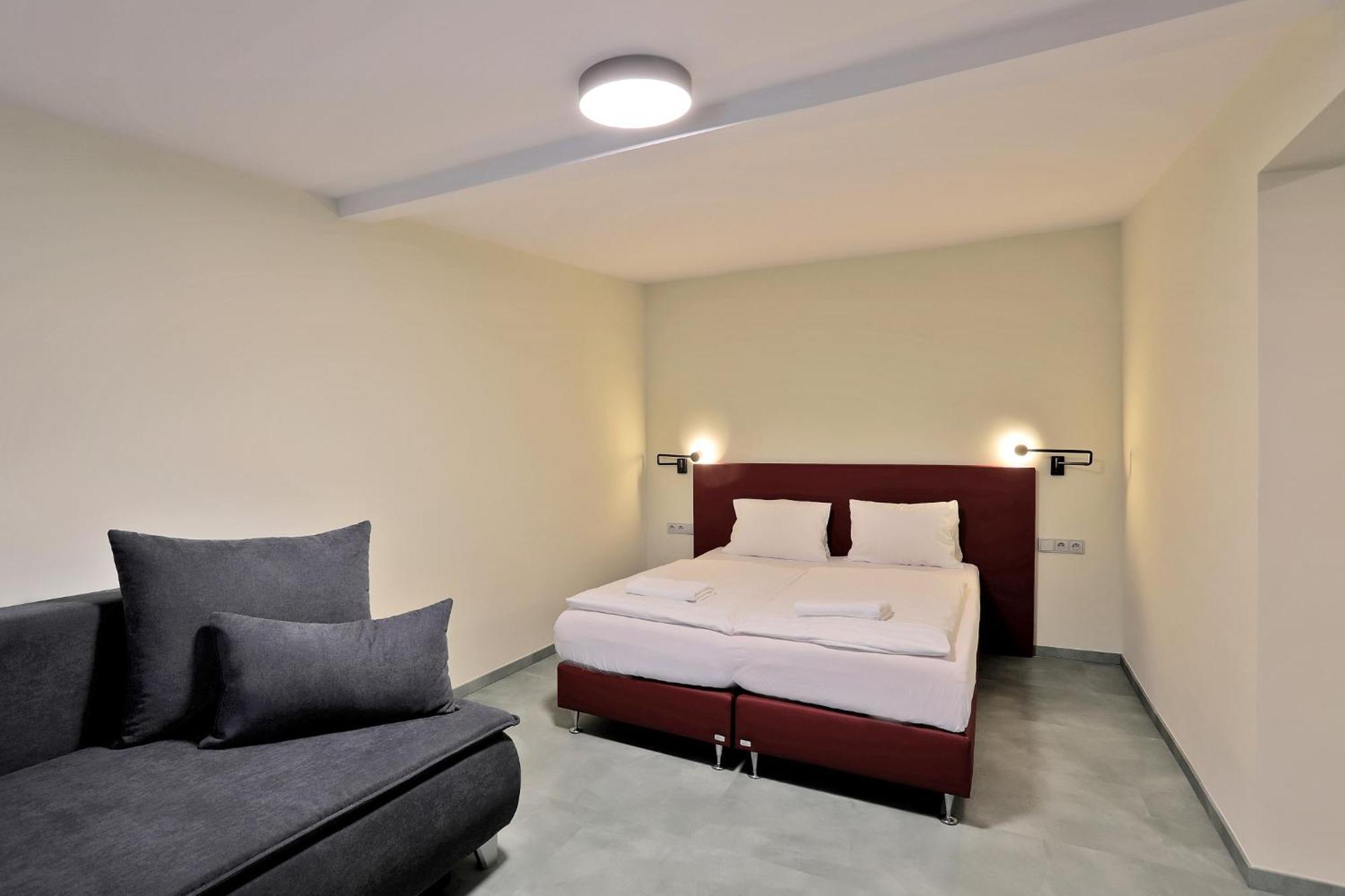 Doppelzimmer mit Blick auf den Hinterhof