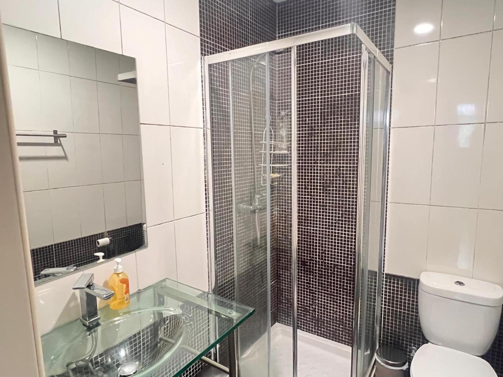 Cama num Dormitório Misto com 8 Camas