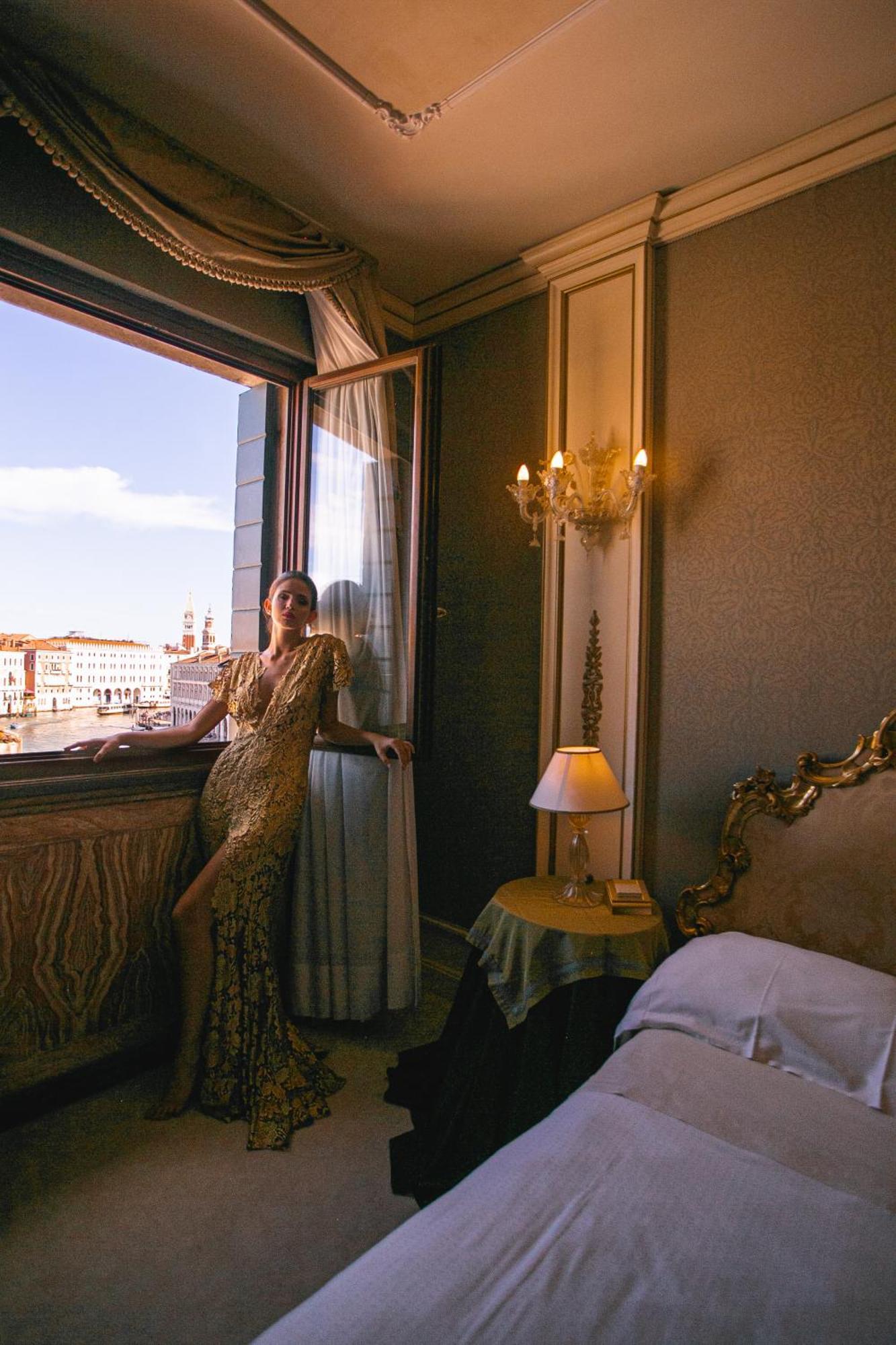 Deluxe Suite mit seitlichem Blick auf den Canal Grande