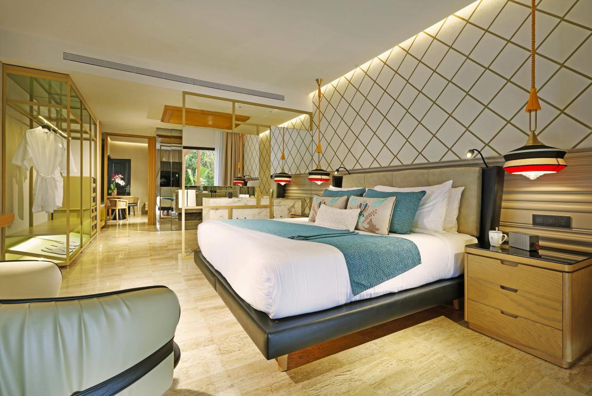 Suite con jacuzzi y terraza junto a la piscina