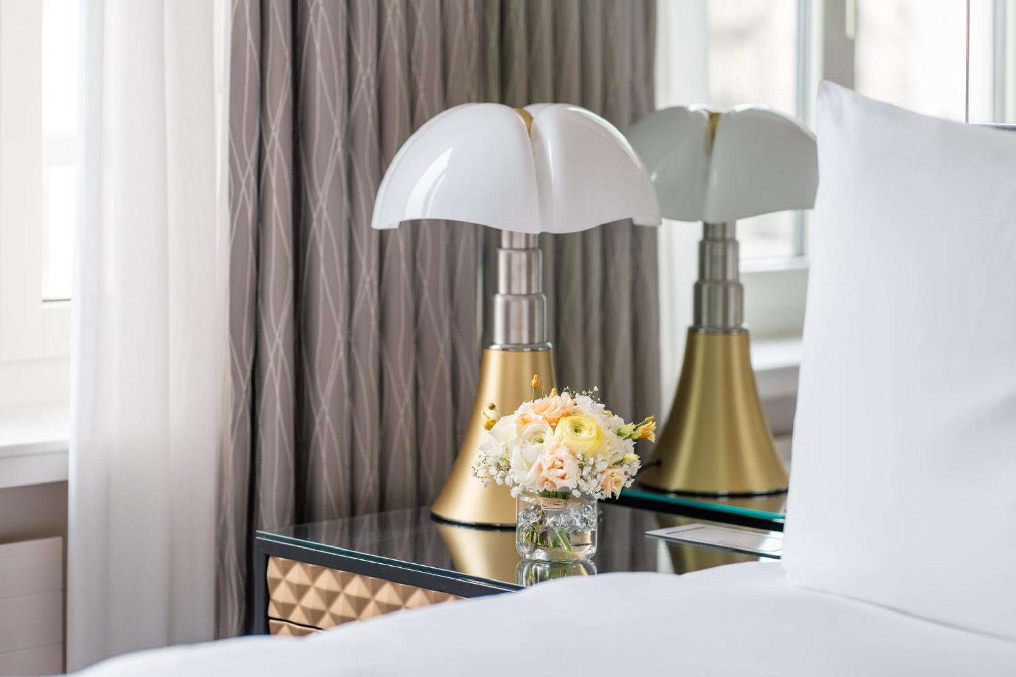 Ecksuite mit Kingsize-Bett und Flussblick