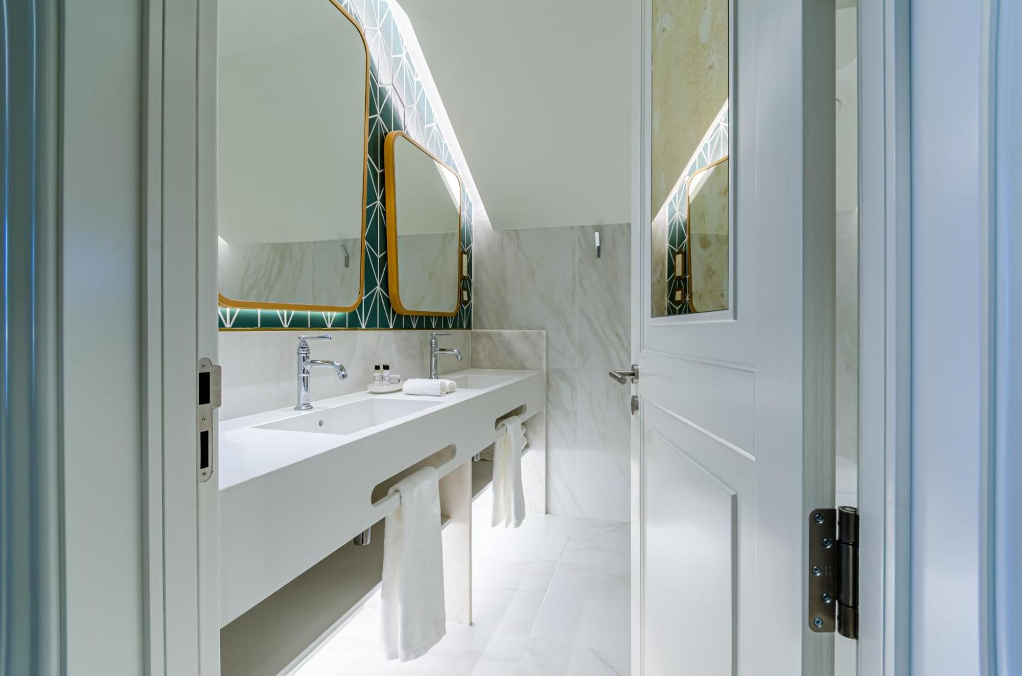 Habitación doble deluxe con cama grande y balcón