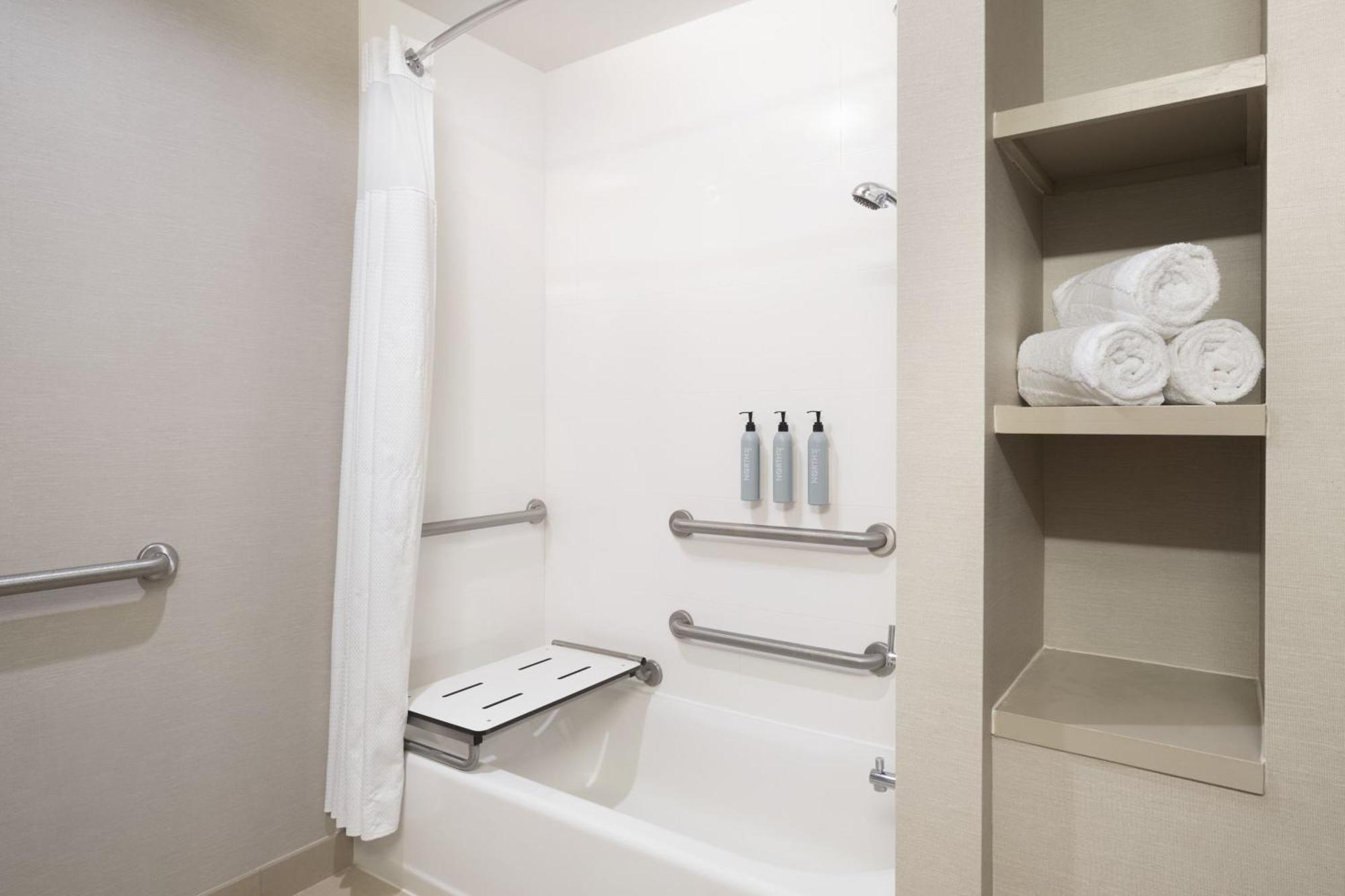 Queen Room with Roll-in Shower and City View - High Floor/Mobility/Hearing Accessible