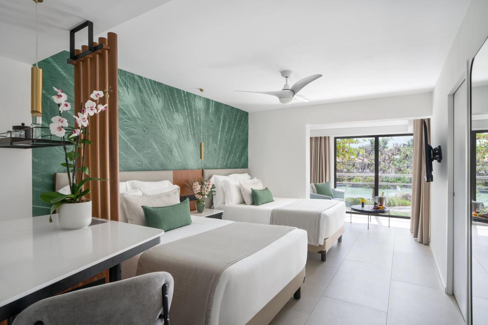 Suíte dupla júnior VIP com vista da piscina