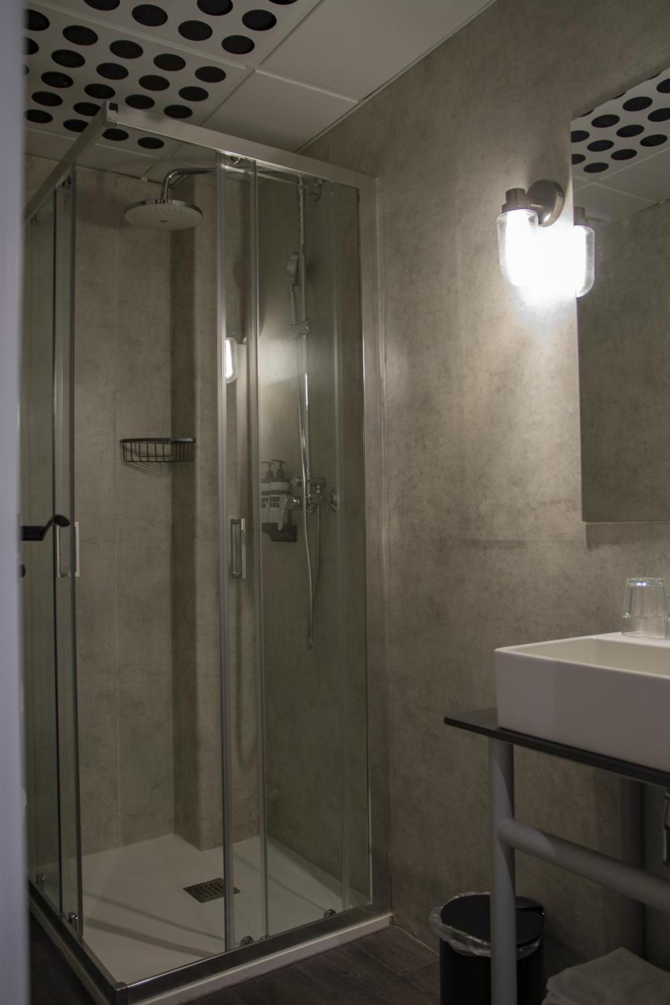 Bed in Vrouwenslaapzaal met 4 Bedden en Eigen Badkamer