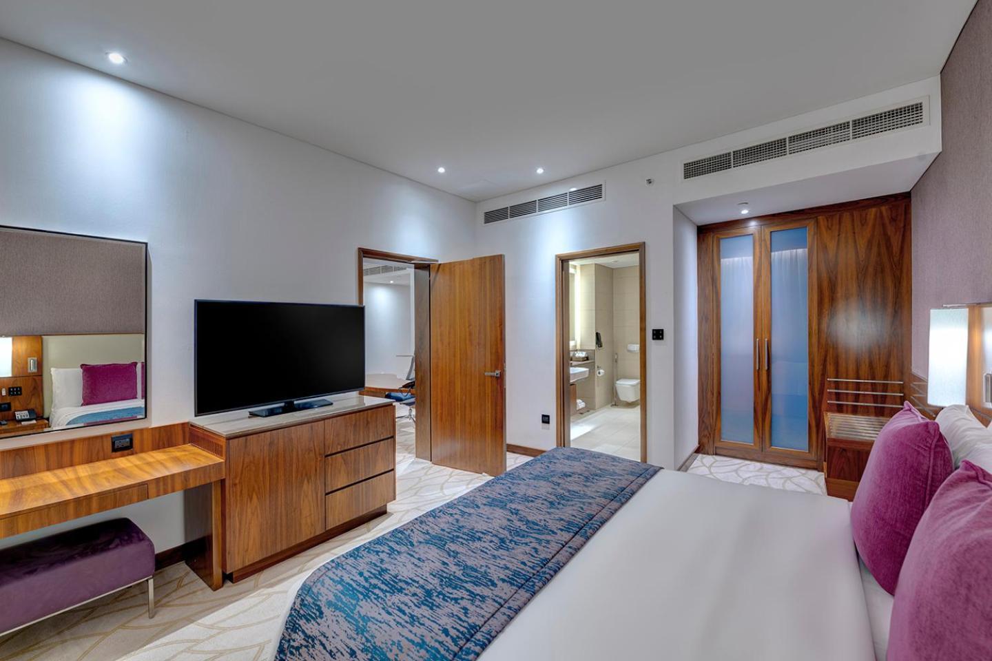 One-Bedroom King Suite with Garden View