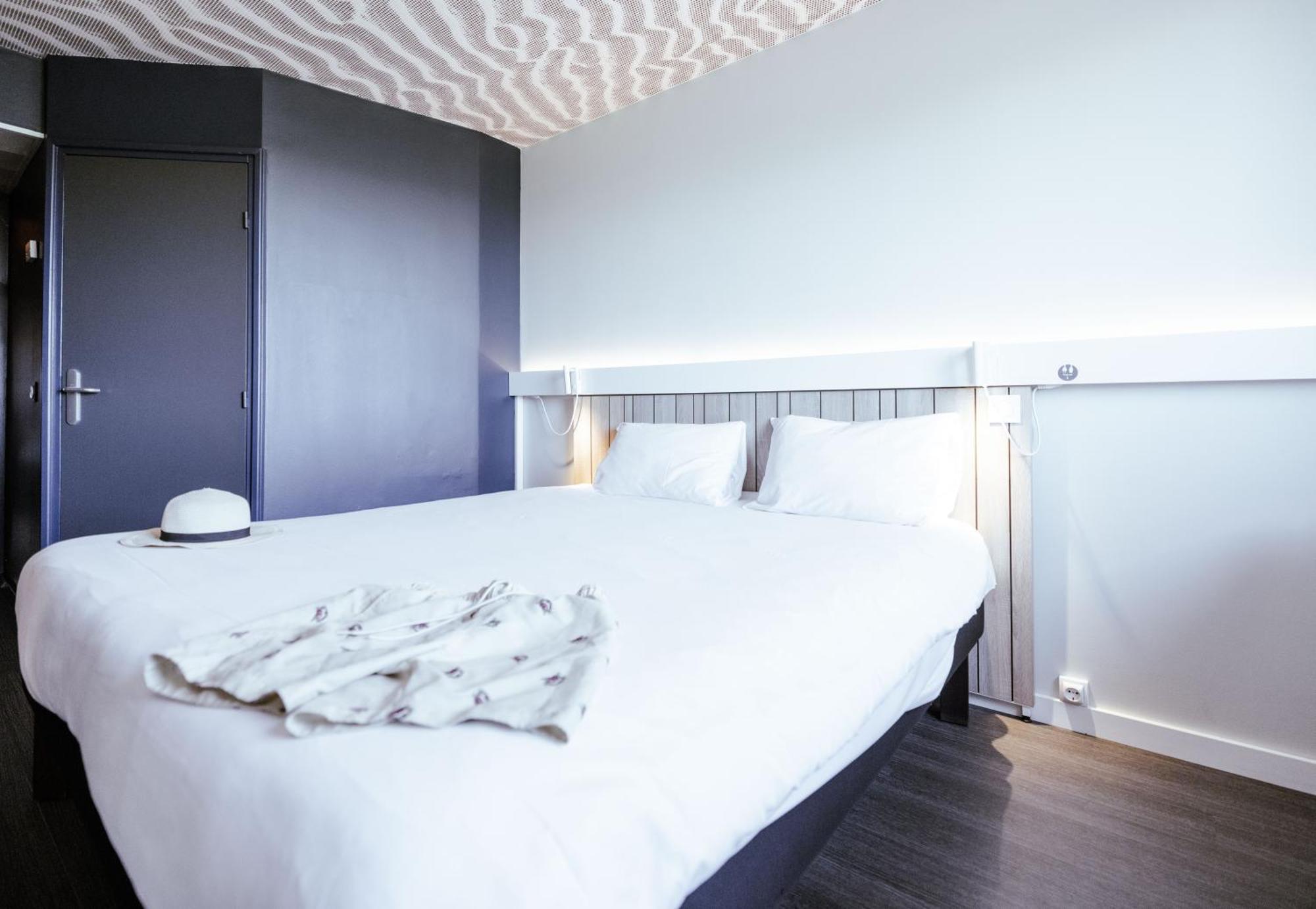 Quarto Standard com 1 Cama de Casal e 2 Camas Individuais