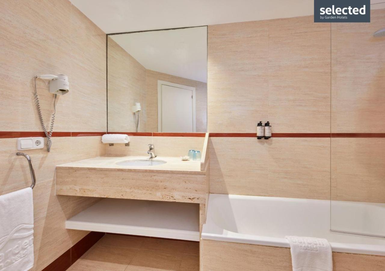 Junior Suite Swim Up  with Garden View - Selected Club