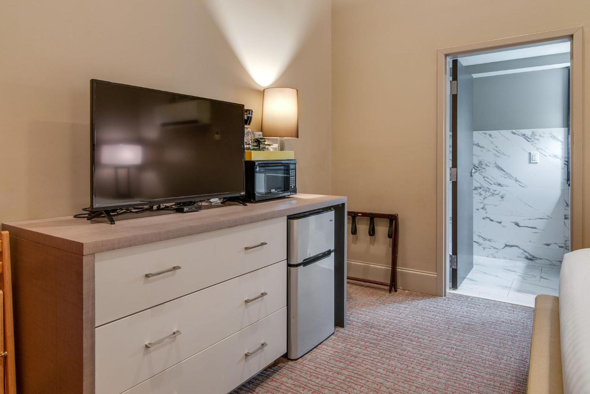 Downtown King Studio w or Kitchenette Unit 2,1597599236:JPEG