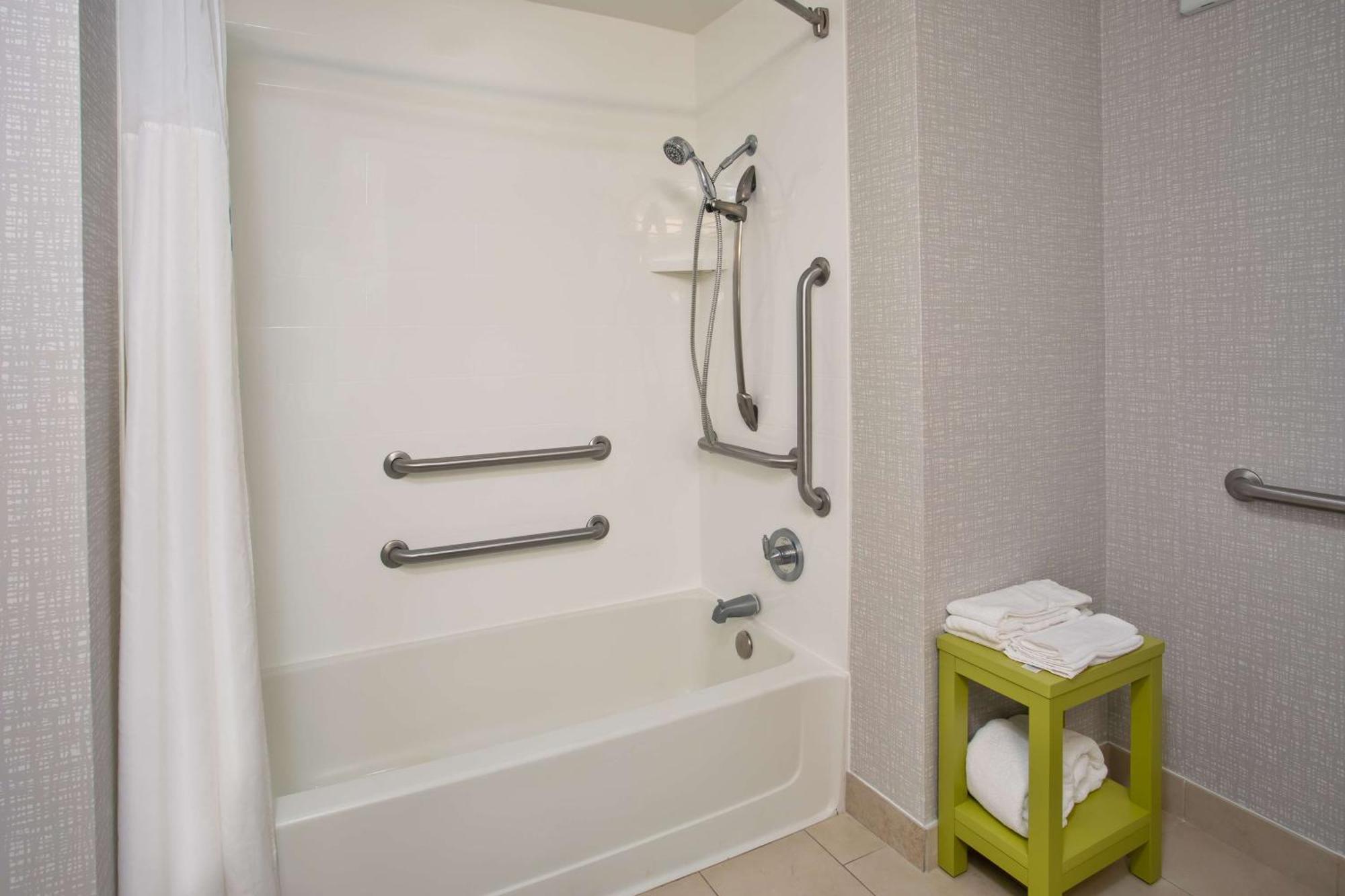 King Room with Accessible Tub - Mobility and Hearing Access/Non-Smoking