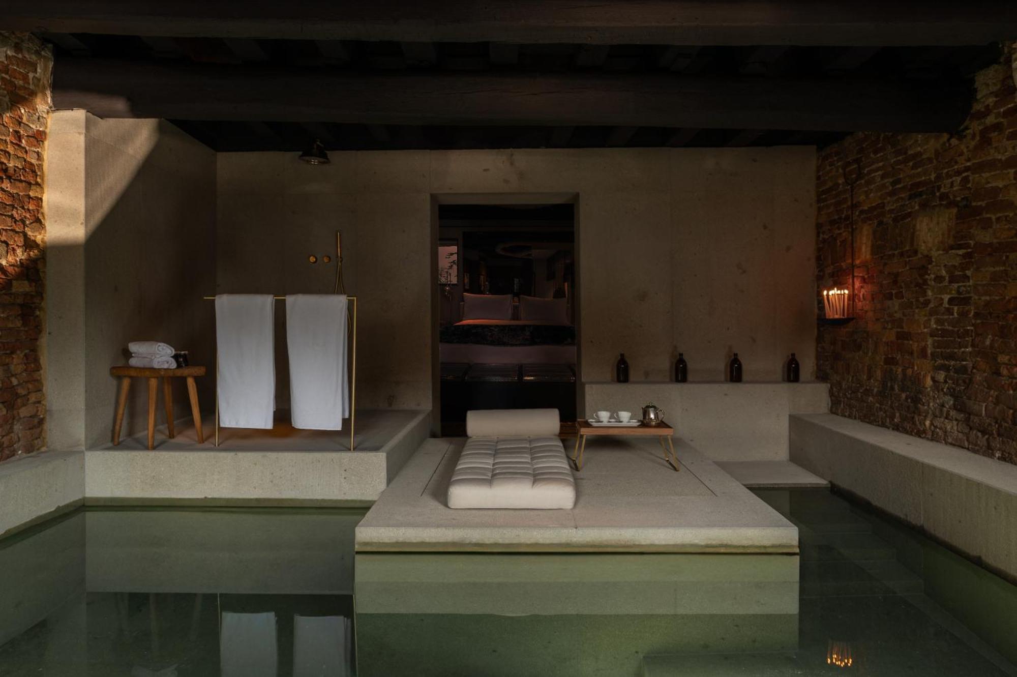 Habitación con cama extragrande y piscina privada