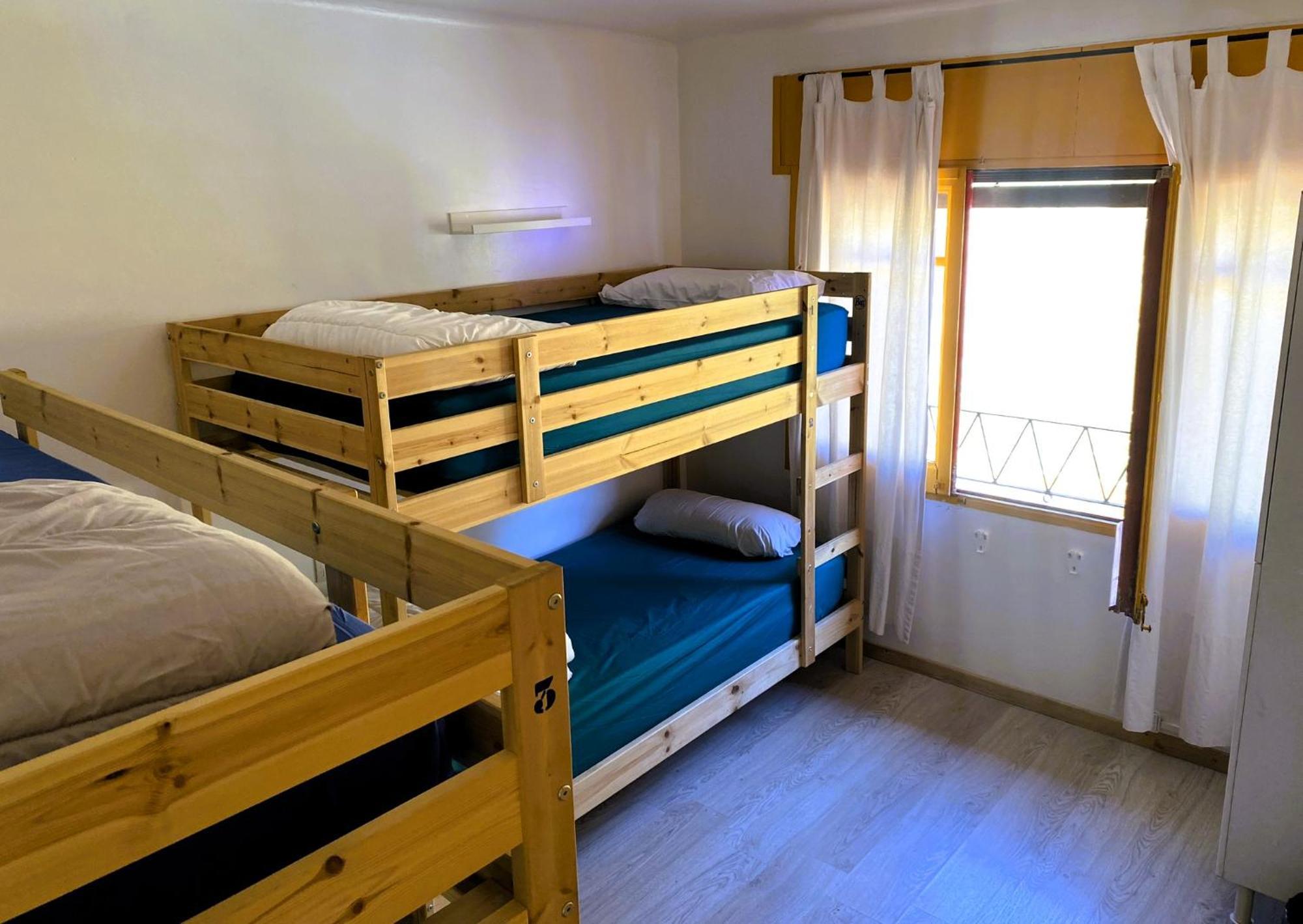 Cama en habitación compartida con 4 camas