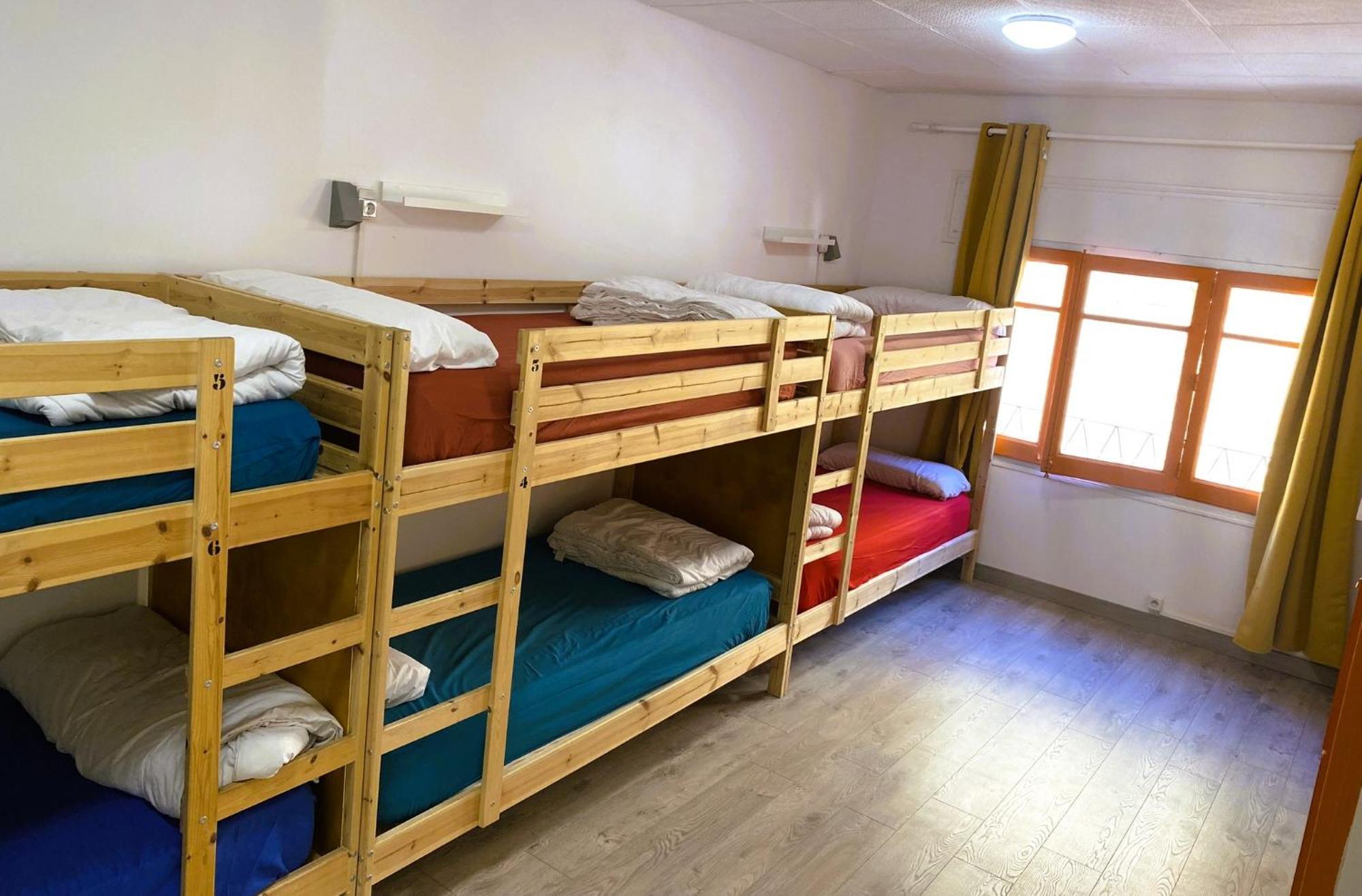 Cama Individual en dormitorio compartido de 6 camas