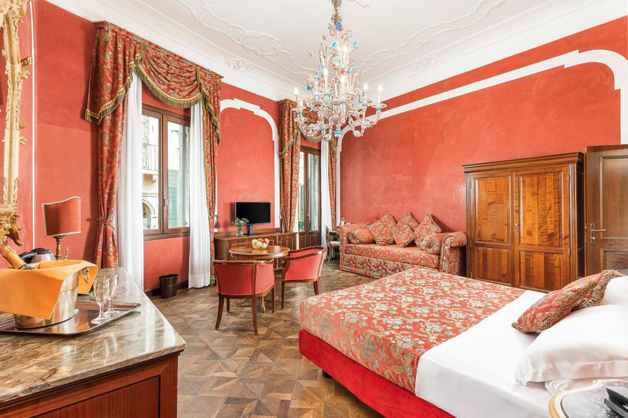 Luxuriöses Doppel- oder Zweibettzimmer mit Balkon und Kanalblick
