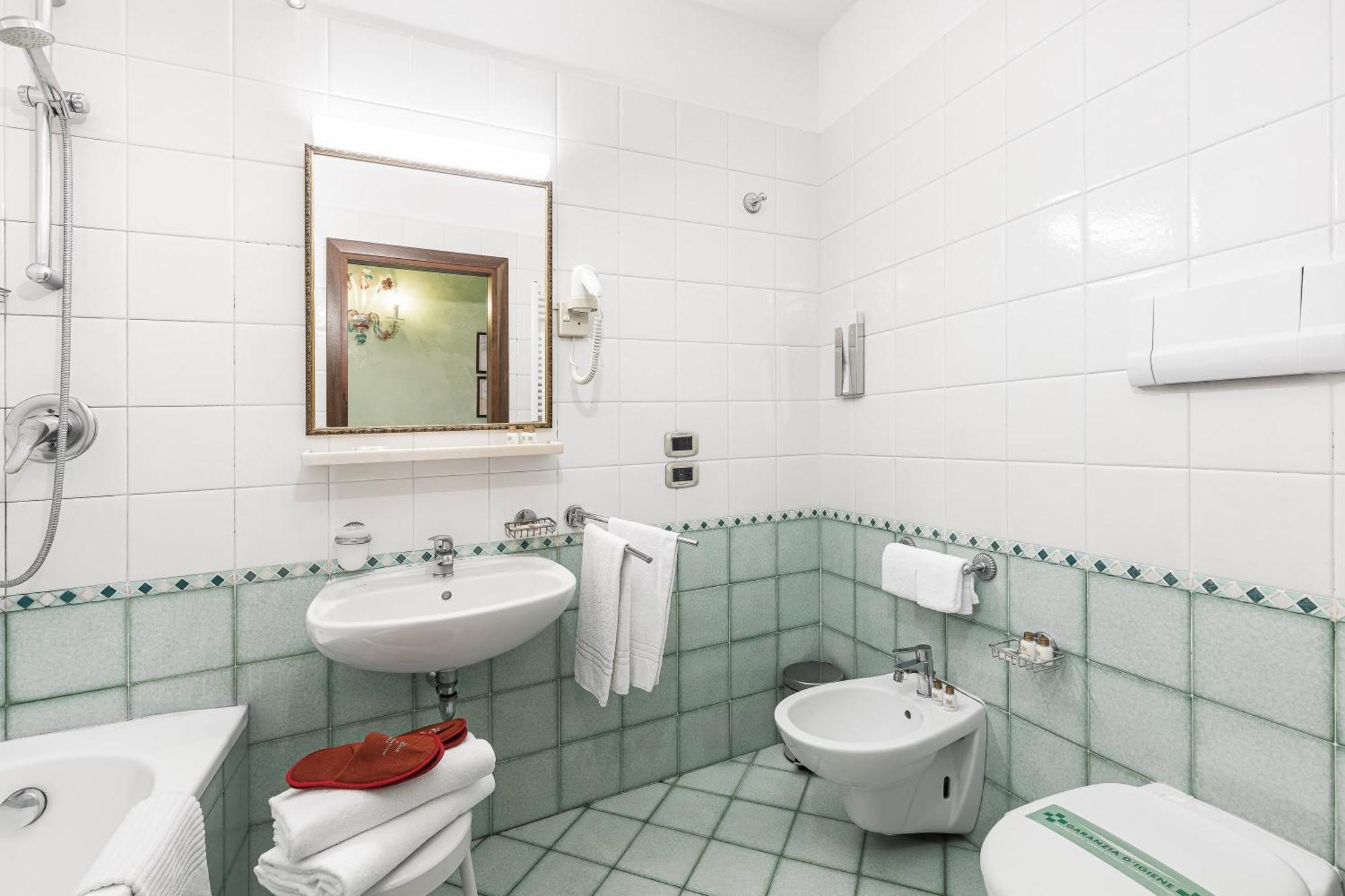 Luxuriöses Doppel- oder Zweibettzimmer mit Blick auf den Kanal