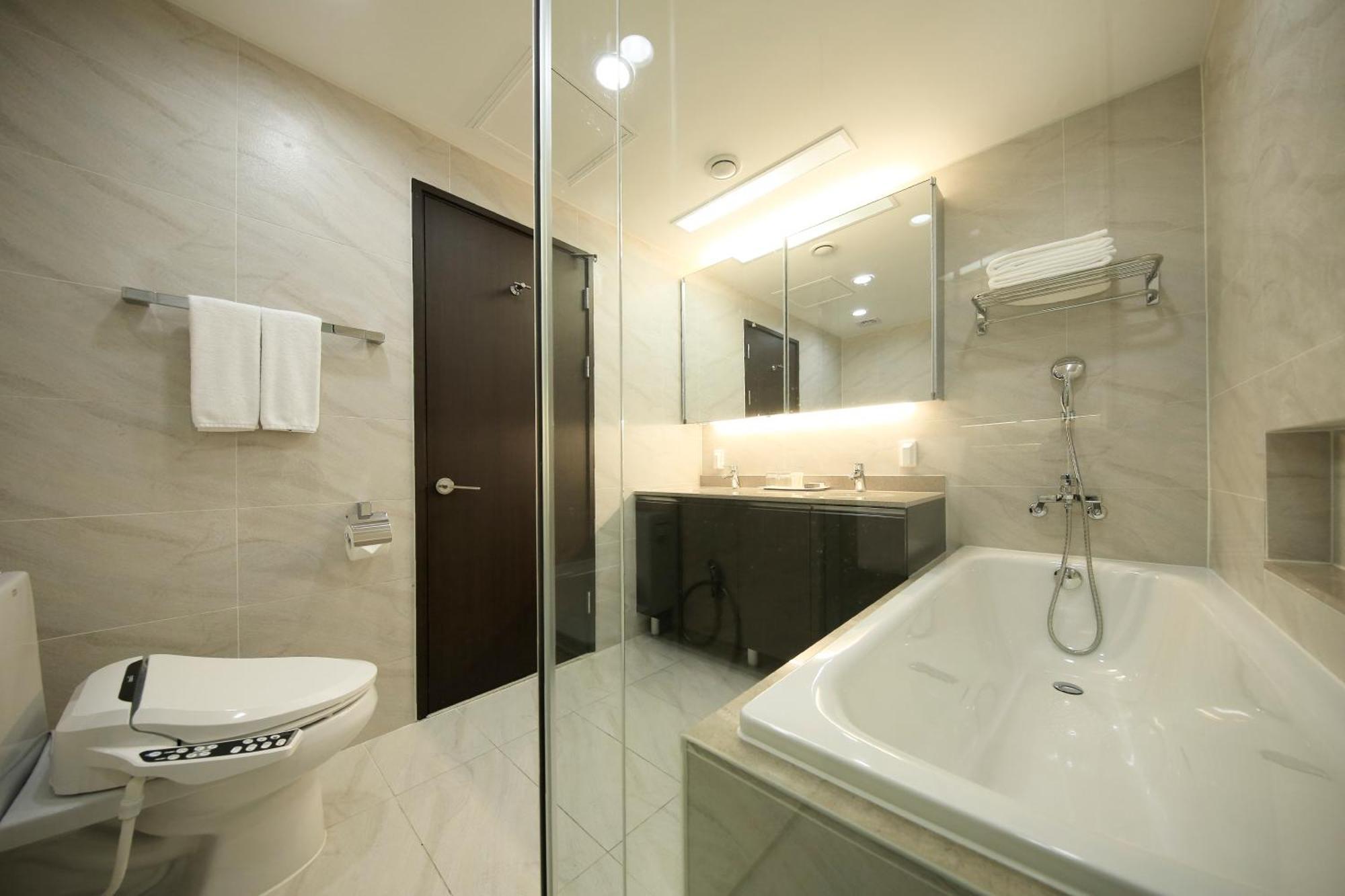 [ECO STAY-NO DAILY CLEANING] Three-Bedroom Deluxe Apartment (4 Adults)