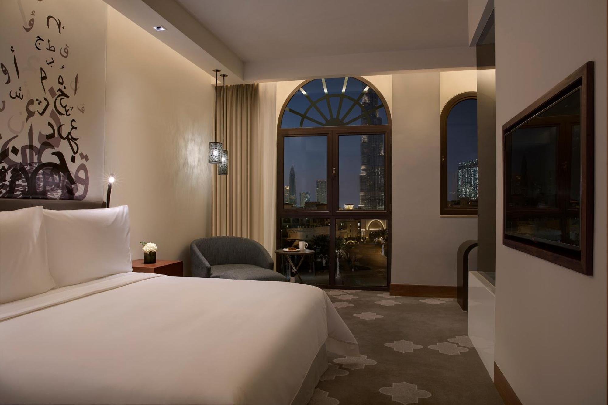 Deluxe Zimmer mit Kingsize-Bett und Blick auf Sehenswürdigkeiten