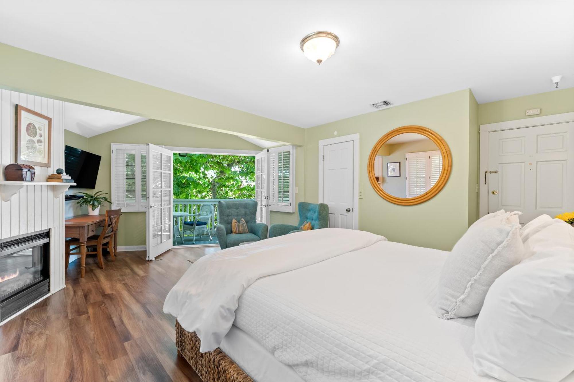 Superior King + Fireplace,1602329599:JPEG