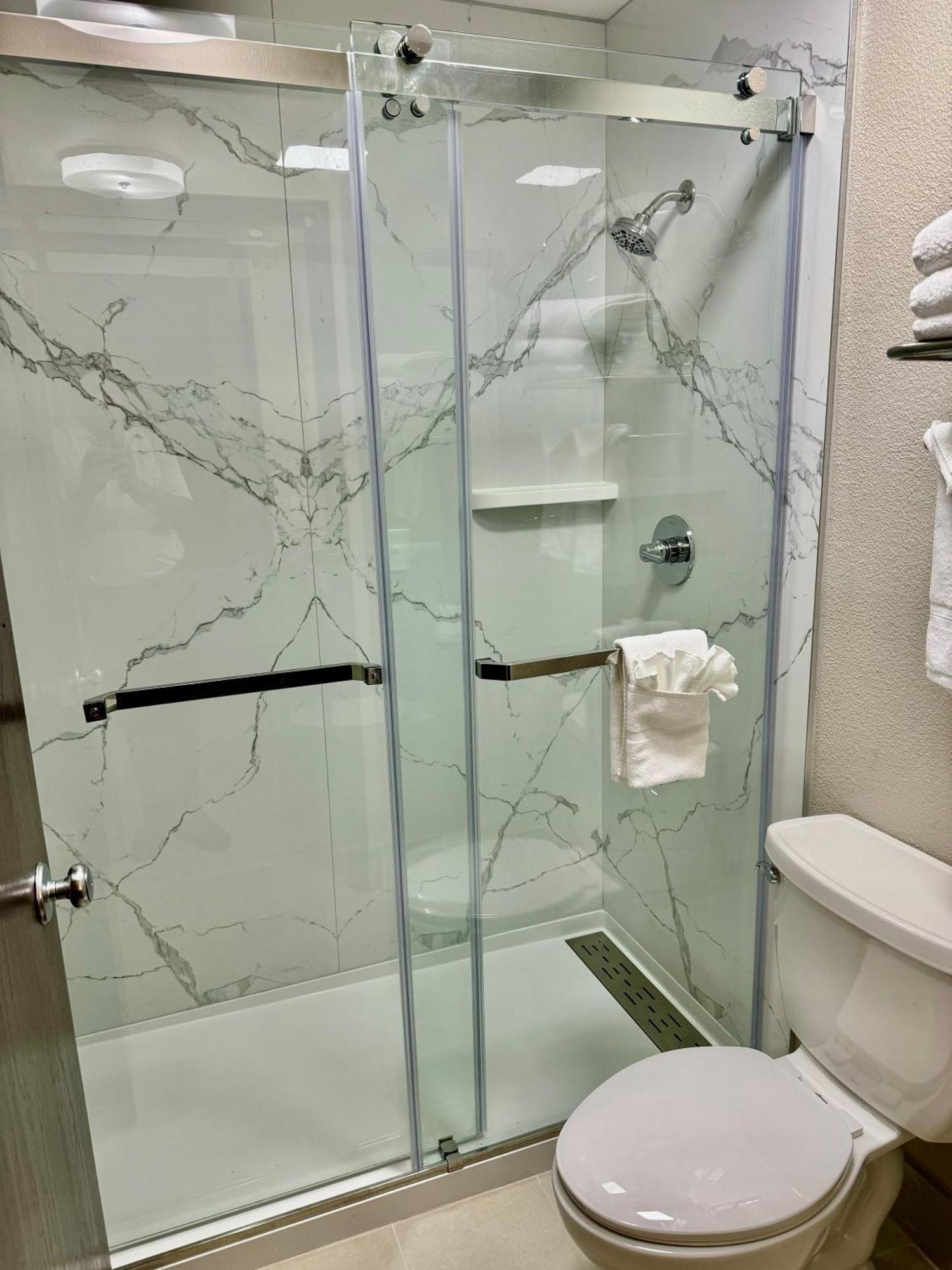 Chambre Lit Queen-Size pour Personnes à Mobilité Réduite avec Douche Accessible en Fauteuil Roulant - Non-Fumeurs