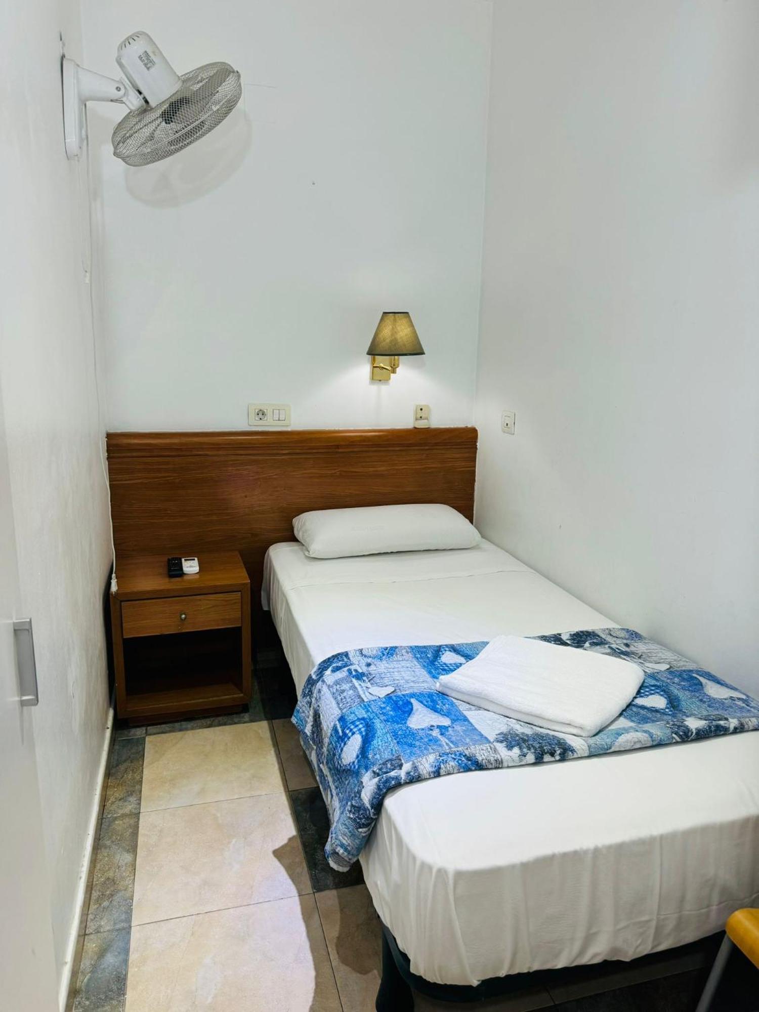 Chambre Simple avec Toilettes et Douche Communes