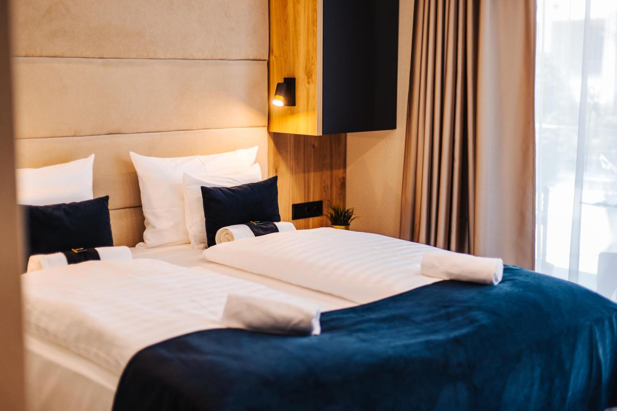 Zimmer mit Queensize-Bett und Whirlpool-Badewanne