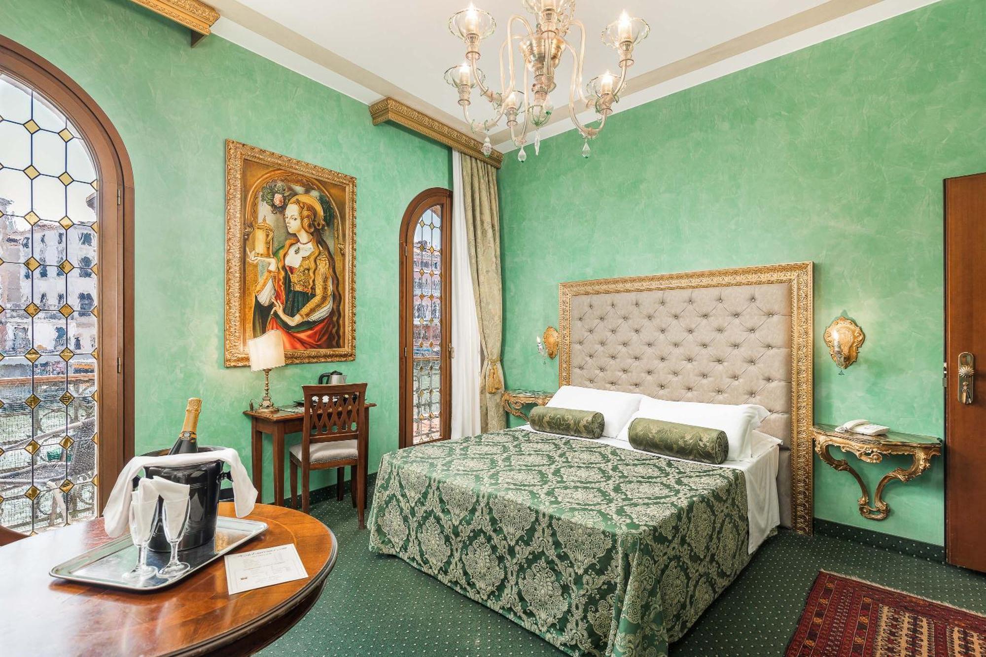 Deluxe Tweepersoonskamer met 1 of 2 Bedden en Uitzicht op de Gracht