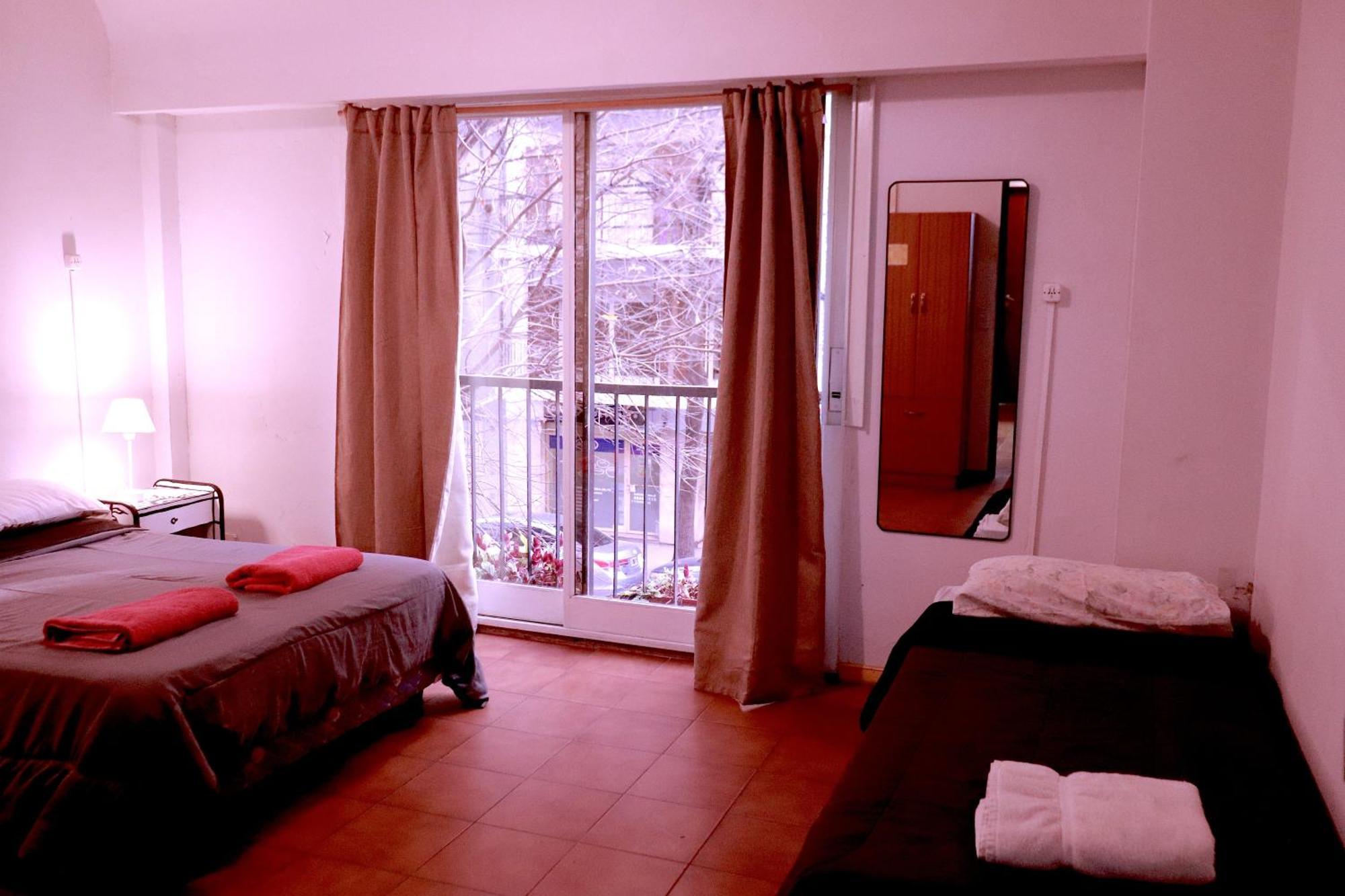 Habitación Triple Básica con baño compartido