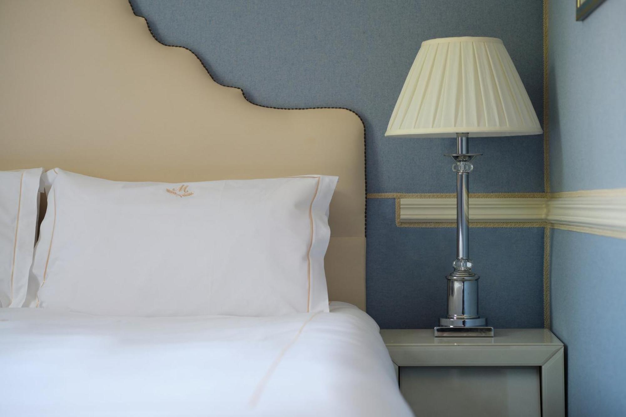 Habitación con cama extragrande y vistas al jardín
