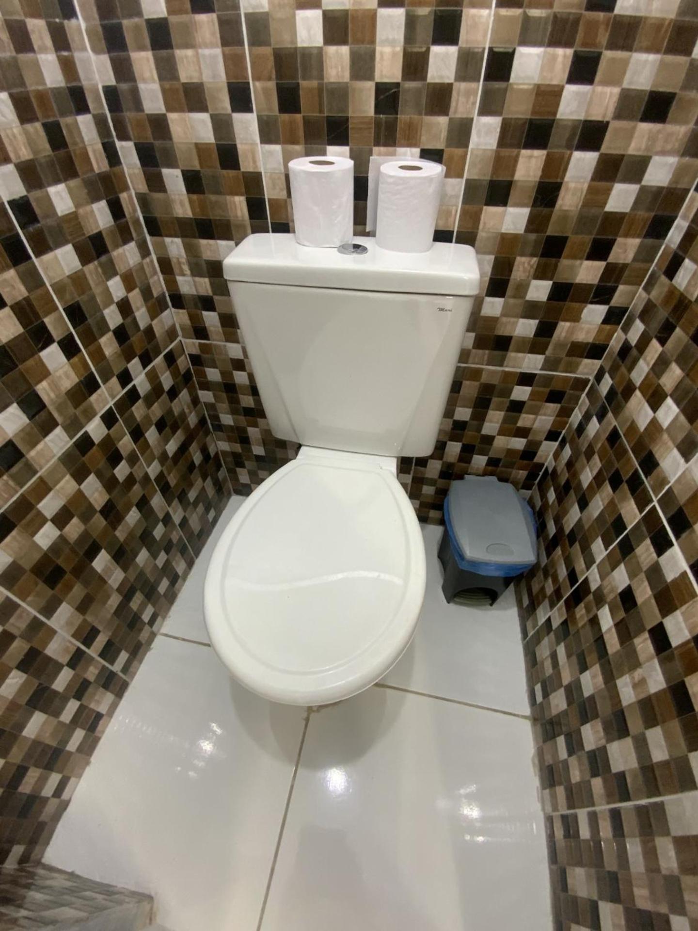 Cama num Dormitório Misto com 8 Camas