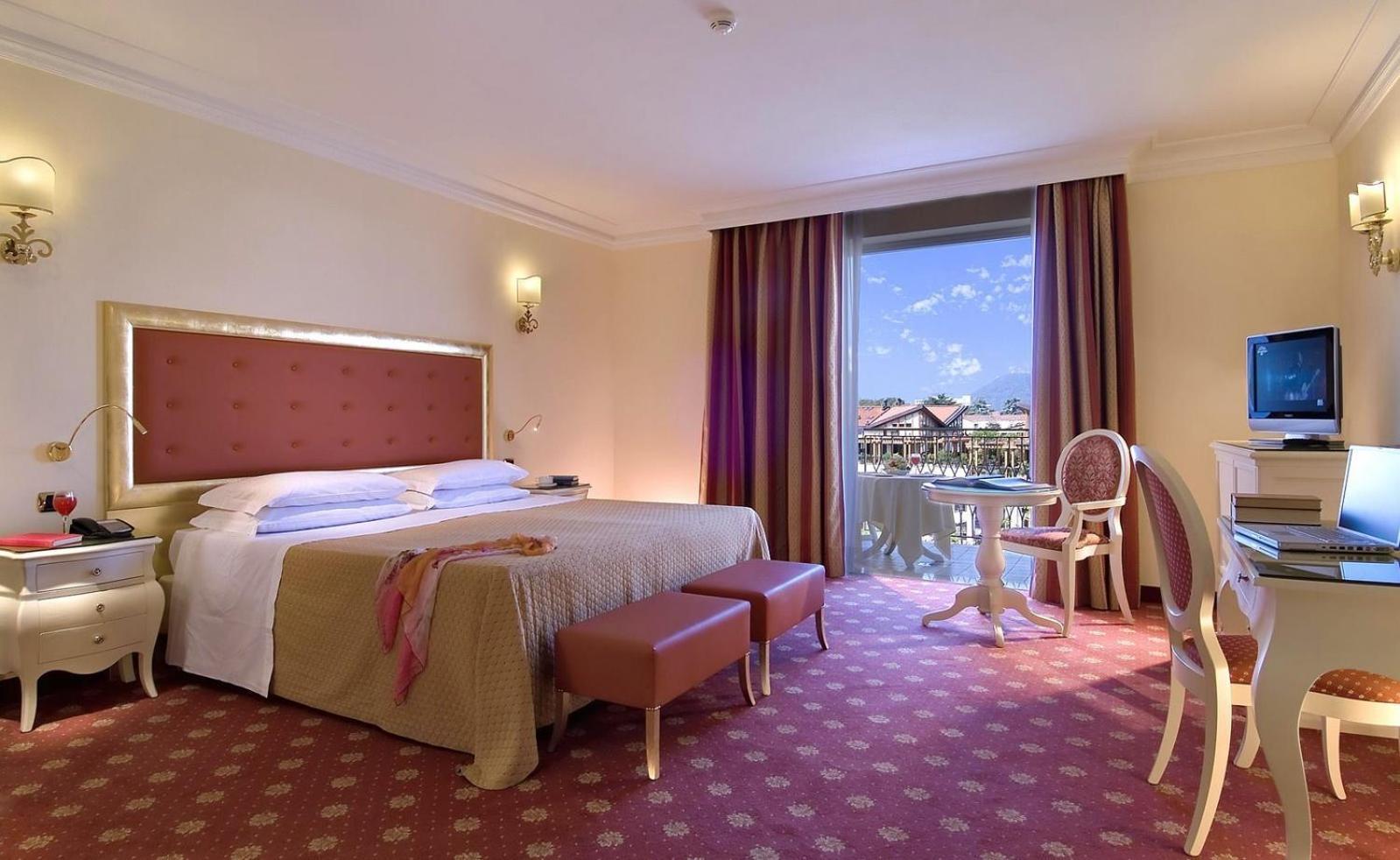 Doppel-/Zweibettzimmer mit Balkon und Gartenblick