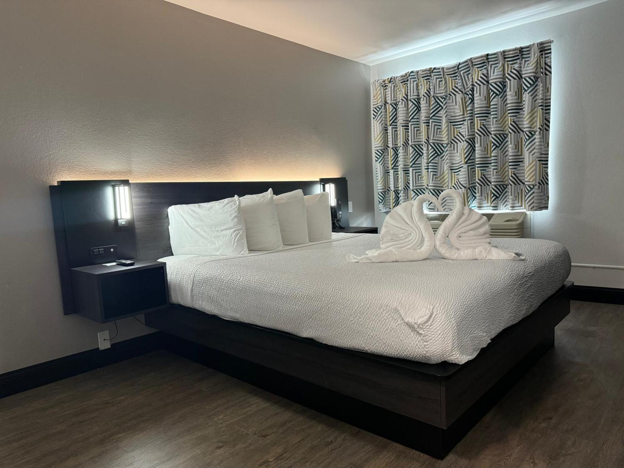 Habitación con cama extragrande.