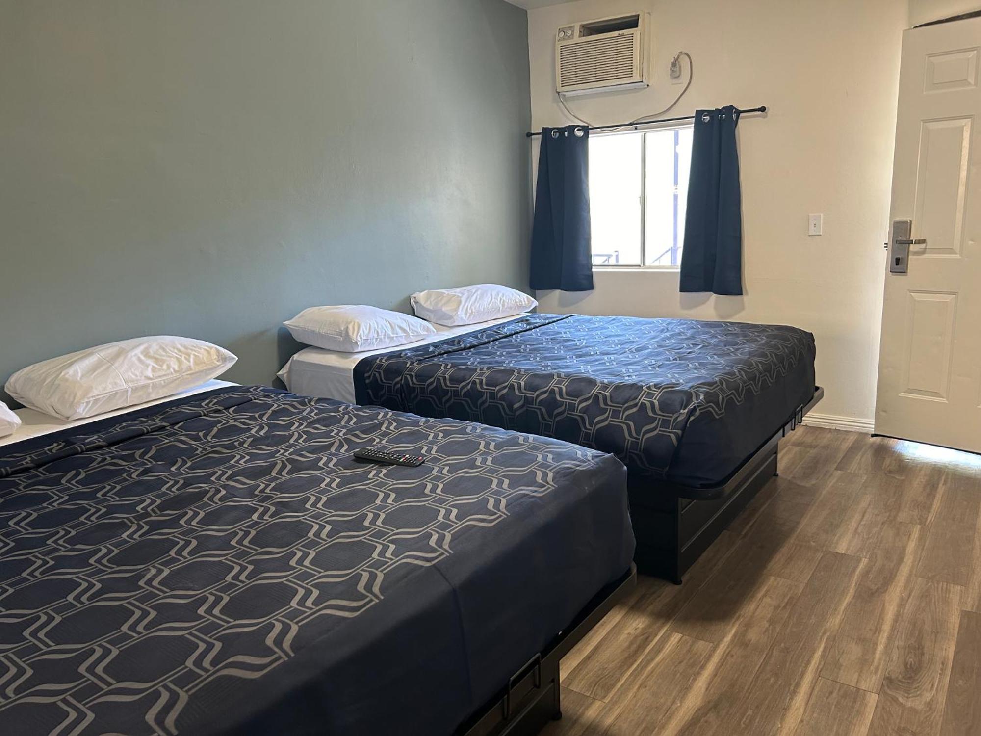 Quarto Duplo com 2 Camas de Casal