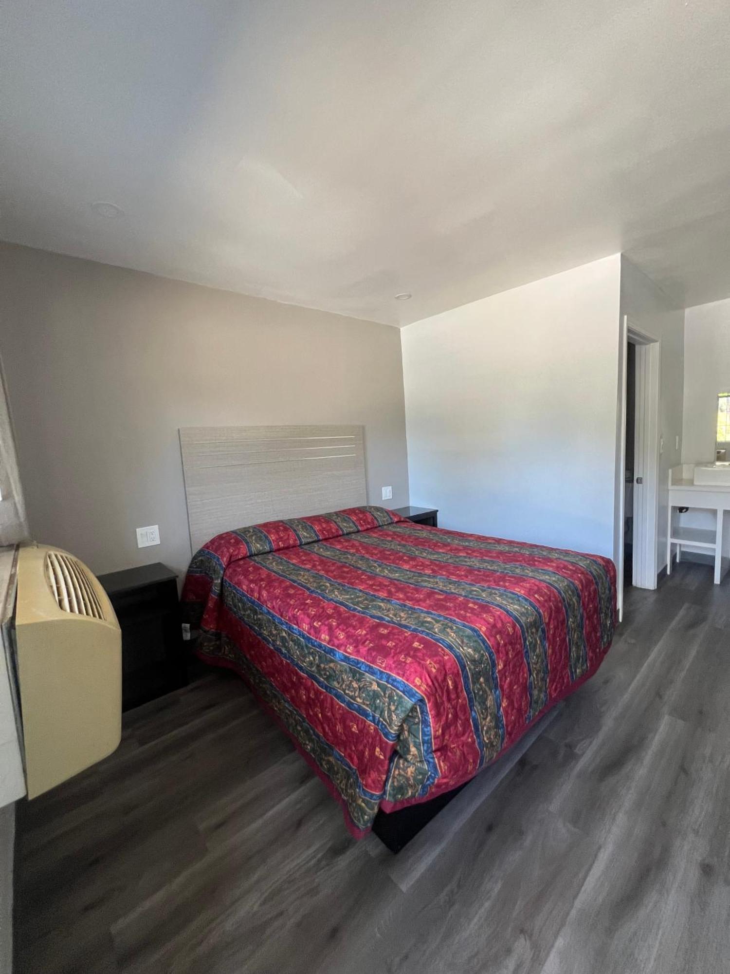 Habitación con cama grande