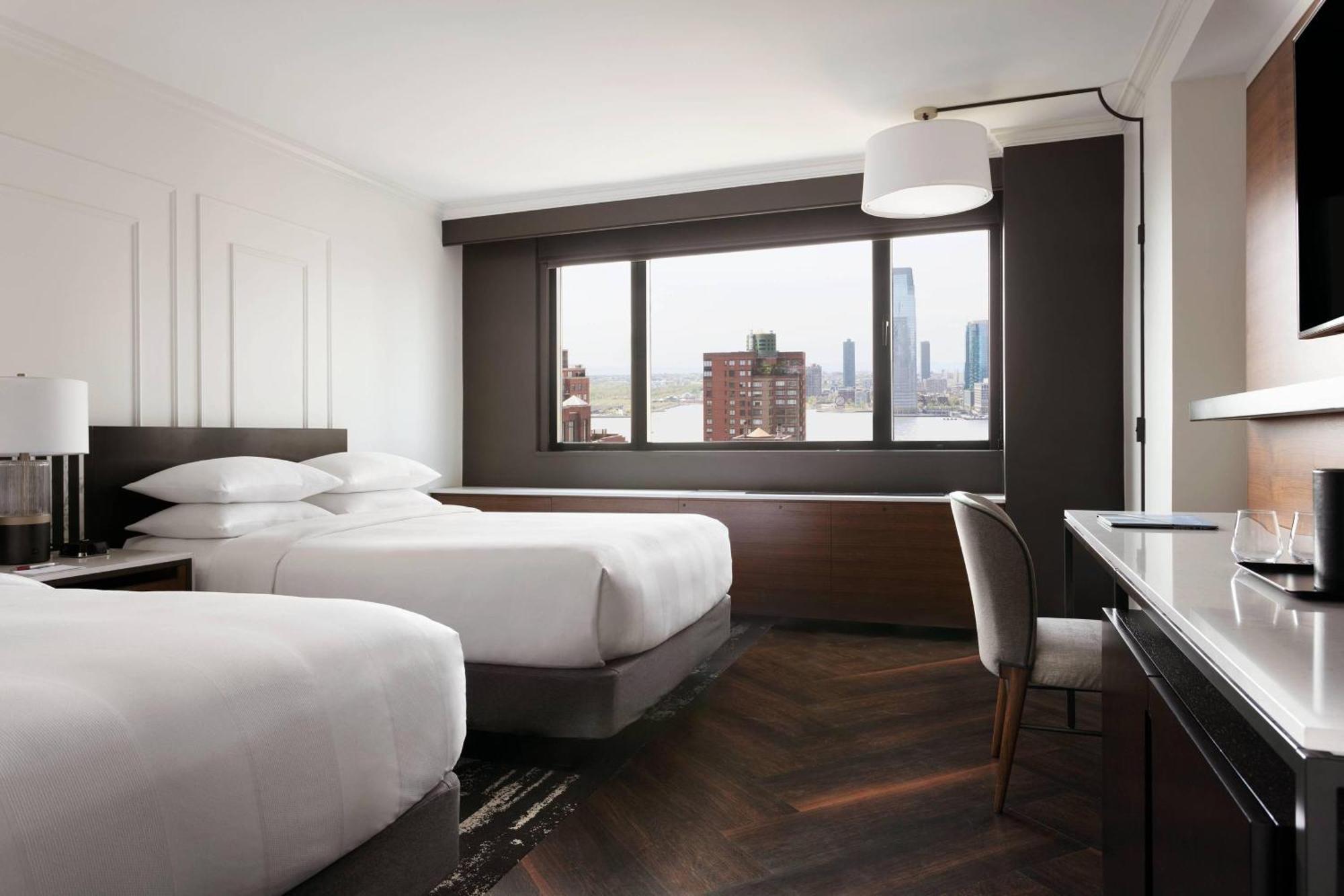 Deluxe Doppelzimmer mit 2 Doppelbetten - Blick auf den Hudson River