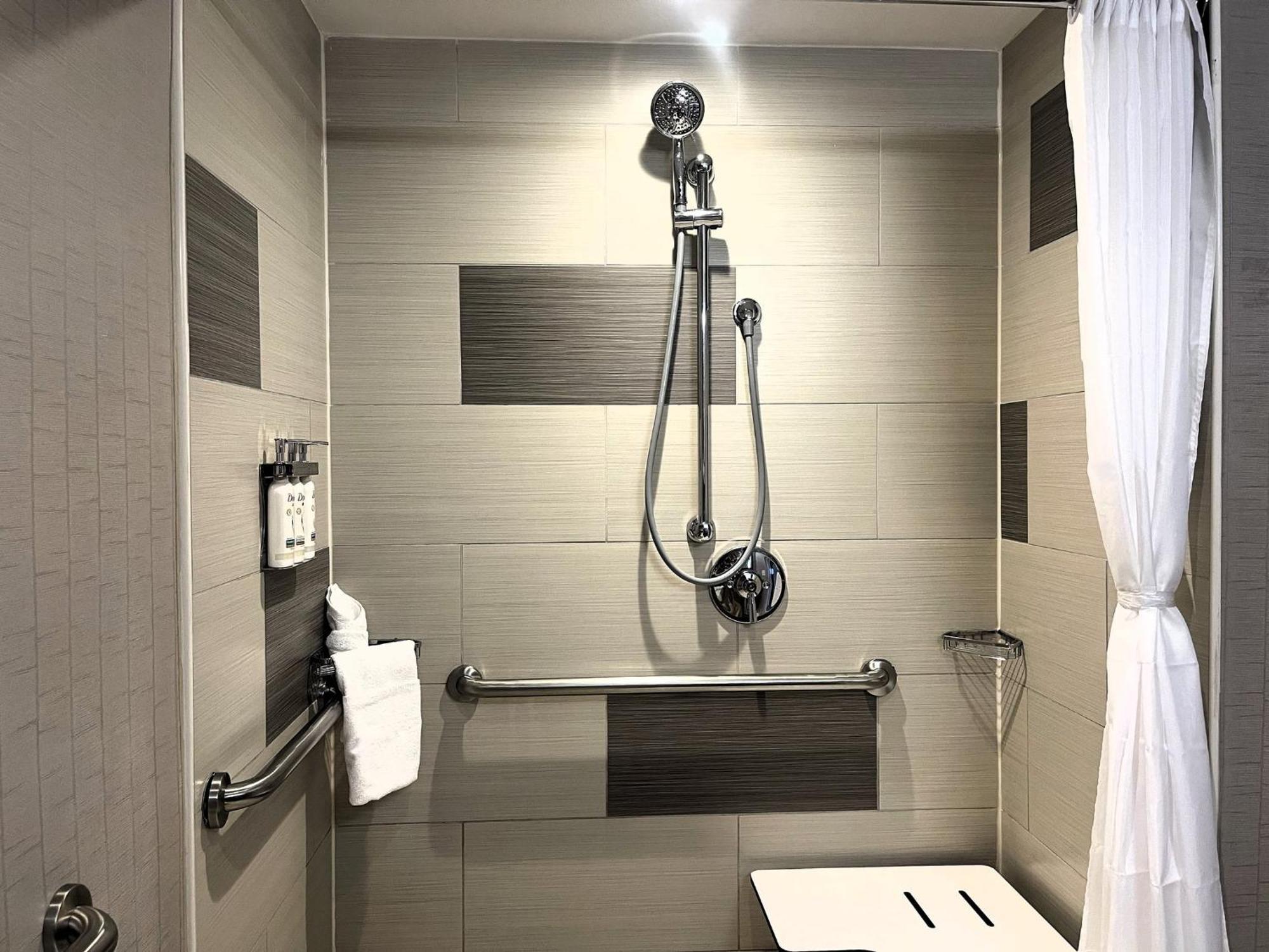 King Room - Hearing Accessible - Roll-in Shower,1610837627:JPEG