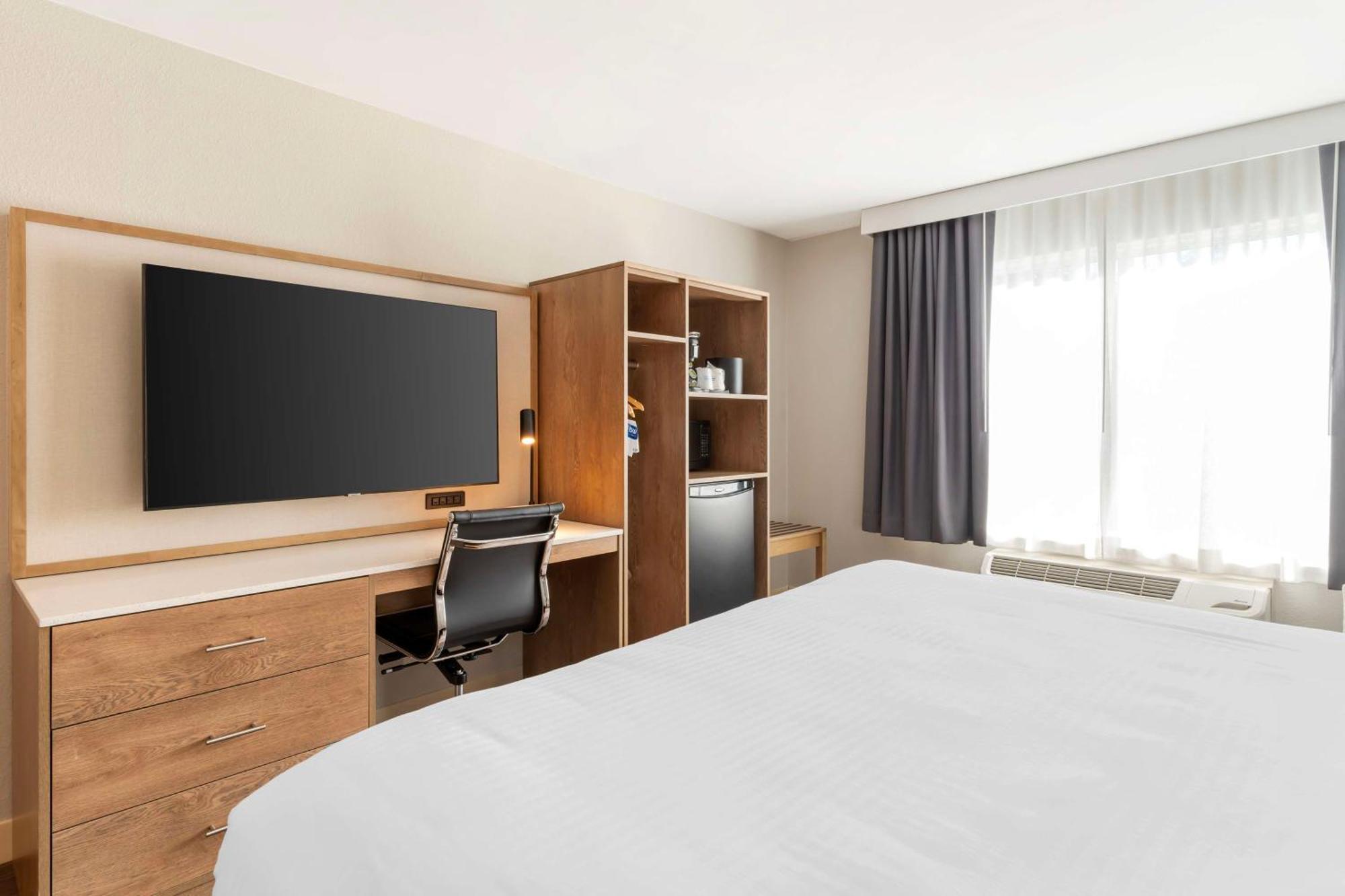 King Room with Interior Access - Non-Smoking