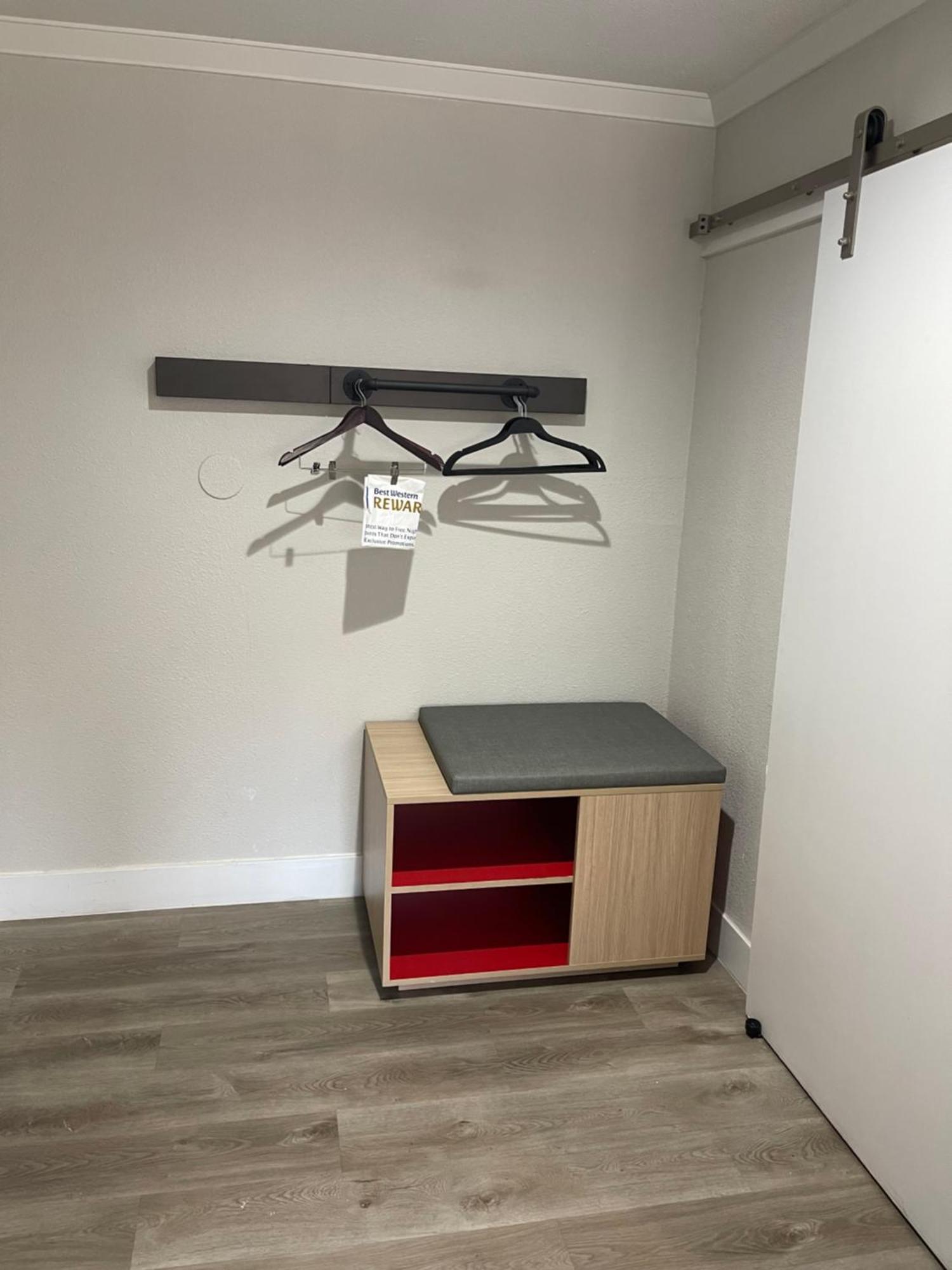 King Room with Roll-In Shower - Disability Access,1611110043:JPEG